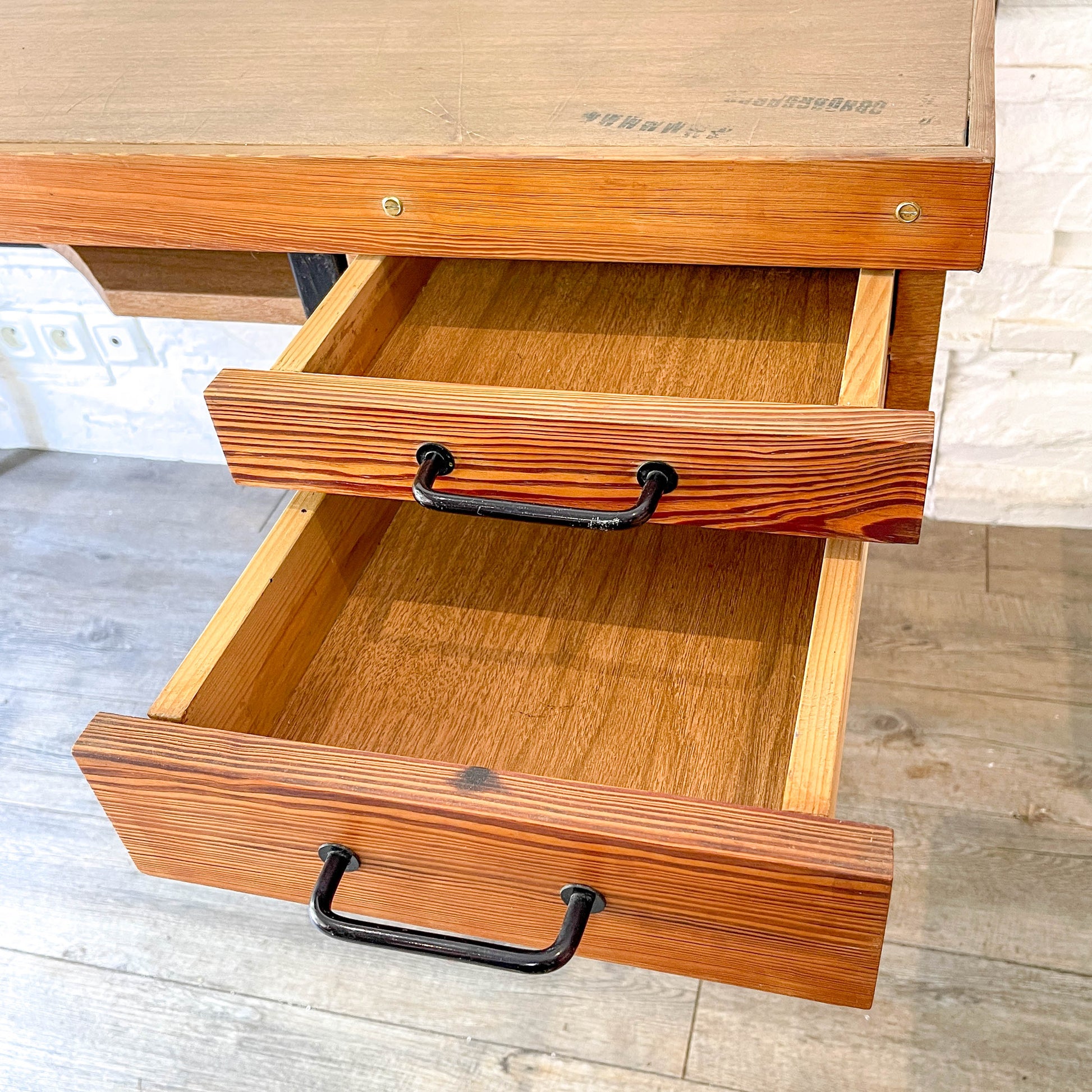 Bureau moderniste vintage 1960 en bois avec pieds en métal et 2 tiroirs