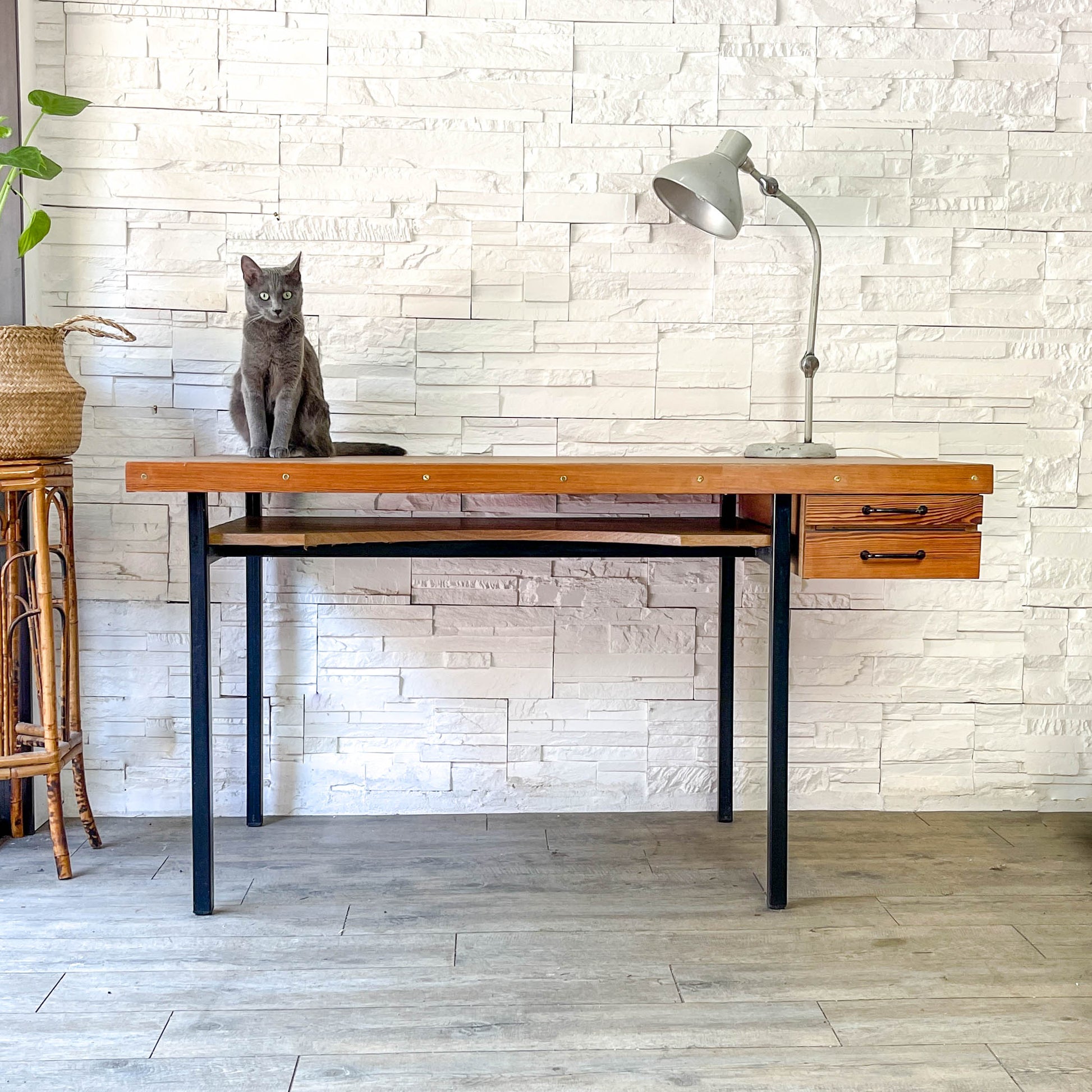 Bureau moderniste vintage 1960 en bois avec pieds en métal et 2 tiroirs
