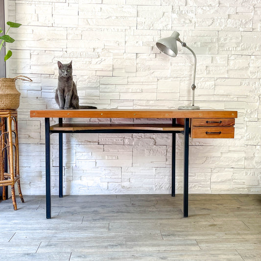 Bureau moderniste vintage 1960 en bois avec pieds en métal et 2 tiroirs