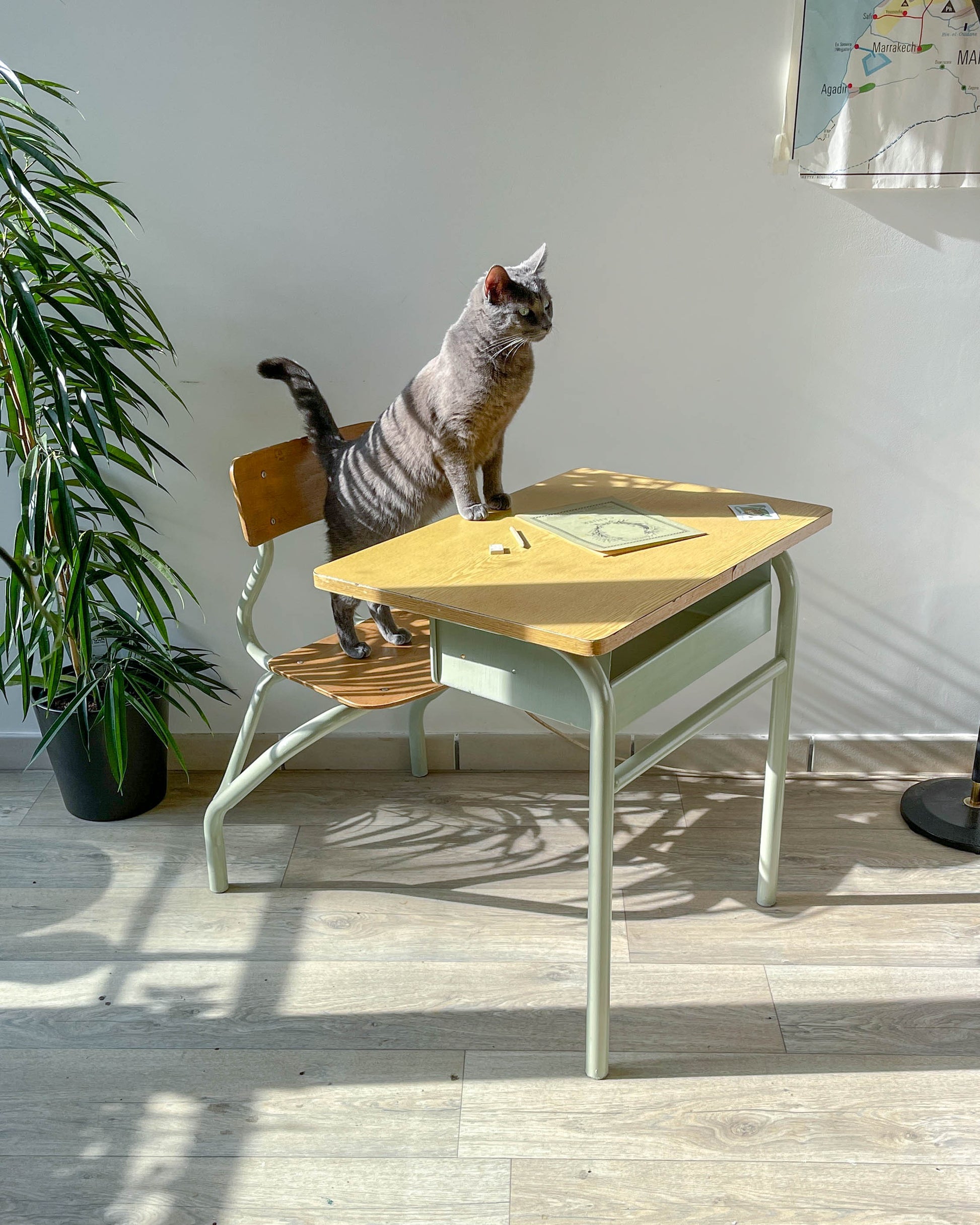 Bureau d’écolier vintage 1960 – Pupitre ancien en bois et métal vert d’eau – Mobilier scolaire rétro – Bureau enfant vintage