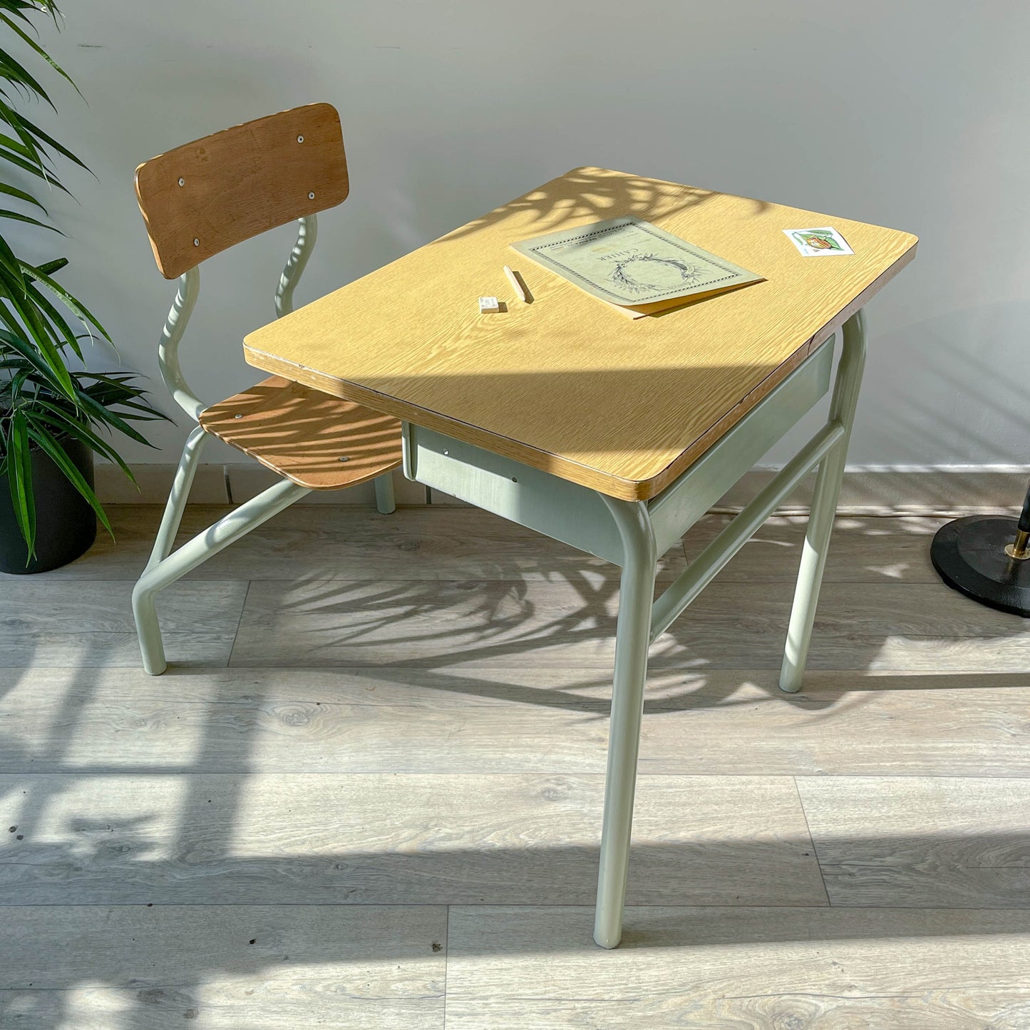 Bureau d’écolier vintage 1960 – Pupitre ancien en bois et métal vert d’eau – Mobilier scolaire rétro – Bureau enfant vintage
