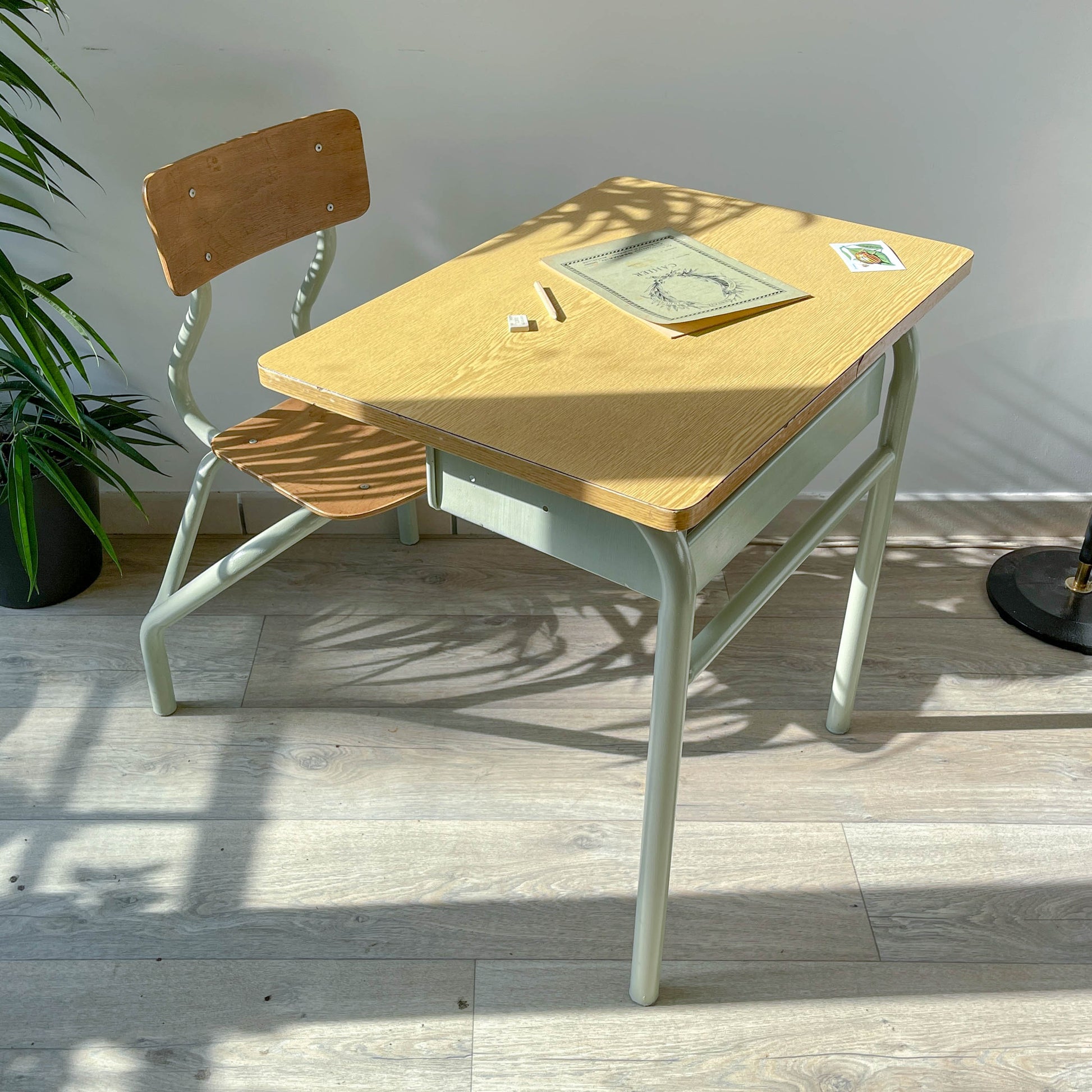 Bureau d’écolier vintage 1960 – Pupitre ancien en bois et métal vert d’eau – Mobilier scolaire rétro – Bureau enfant vintage
