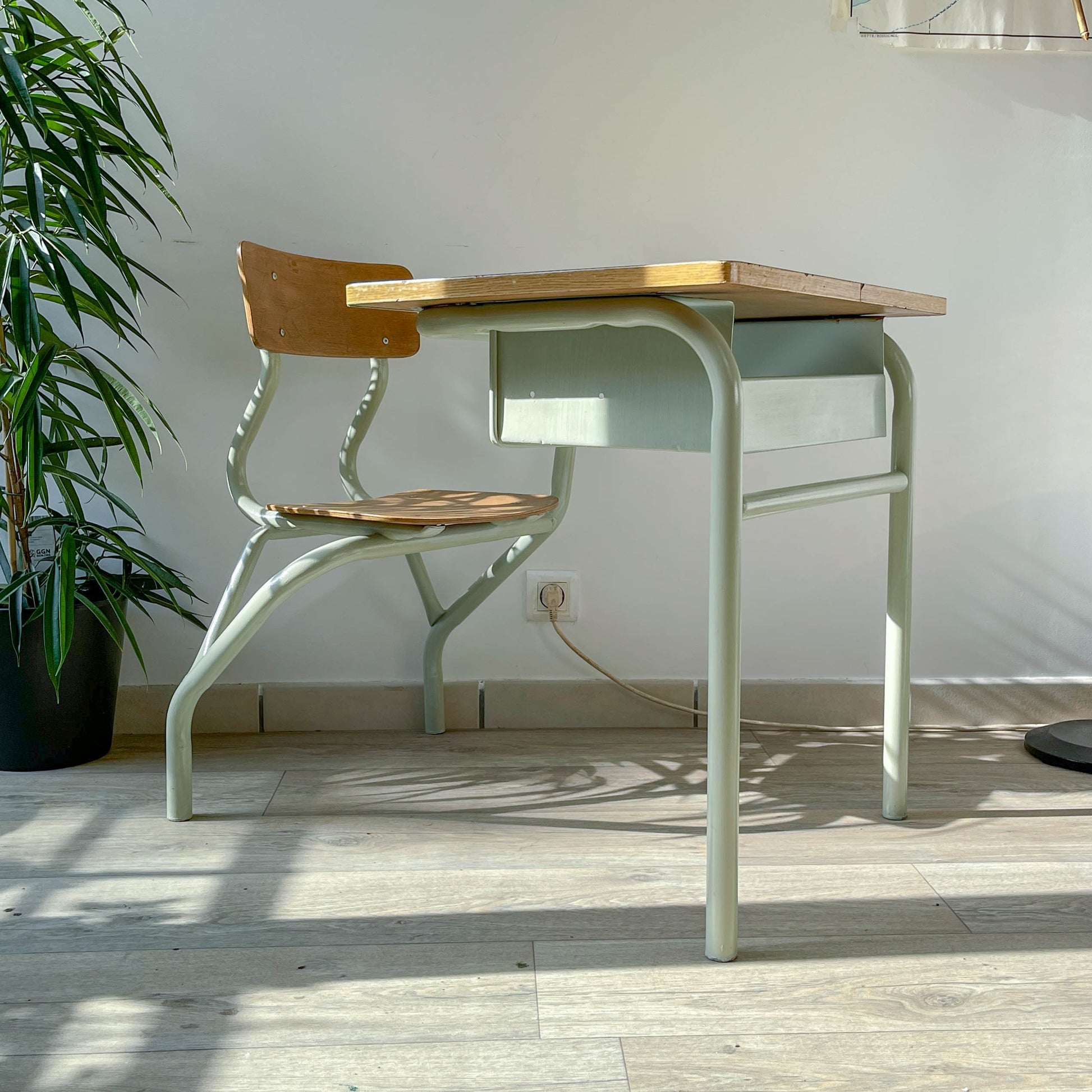Bureau d’écolier vintage 1960 – Pupitre ancien en bois et métal vert d’eau – Mobilier scolaire rétro – Bureau enfant vintage