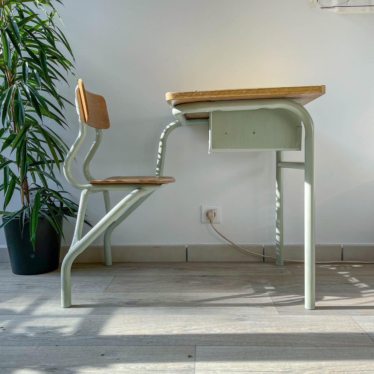 Bureau d’écolier vintage 1960 – Pupitre ancien en bois et métal vert d’eau – Mobilier scolaire rétro – Bureau enfant vintage