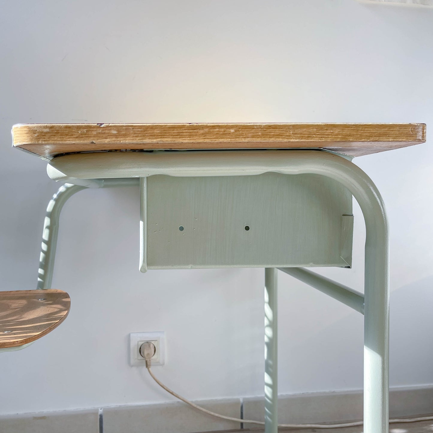 Bureau d’écolier vintage 1960 – Pupitre ancien en bois et métal vert d’eau – Mobilier scolaire rétro – Bureau enfant vintage