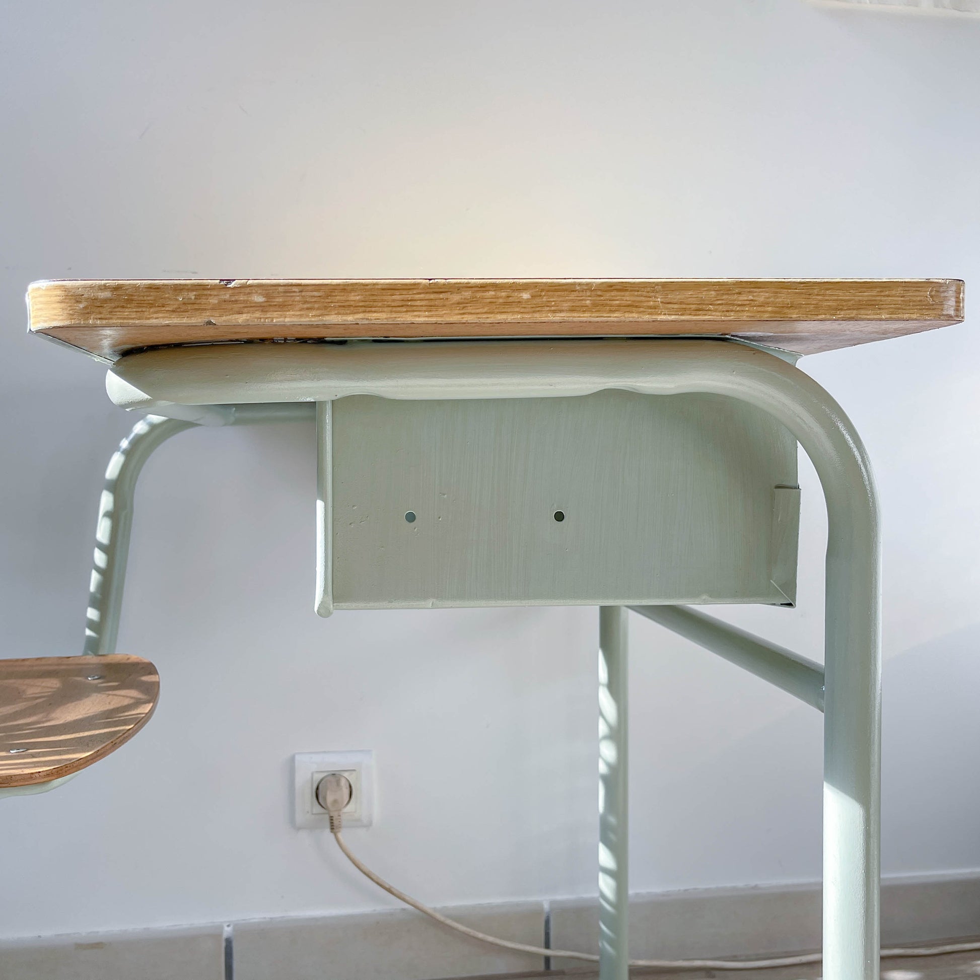 Bureau d’écolier vintage 1960 – Pupitre ancien en bois et métal vert d’eau – Mobilier scolaire rétro – Bureau enfant vintage