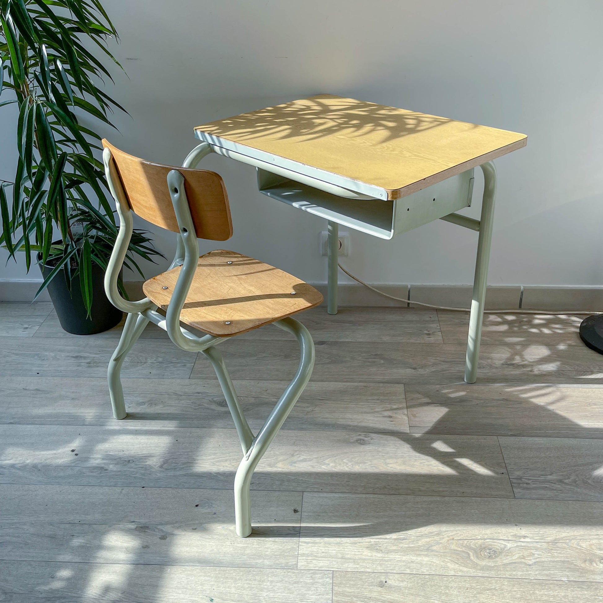 Bureau d’écolier vintage 1960 – Pupitre ancien en bois et métal vert d’eau – Mobilier scolaire rétro – Bureau enfant vintage