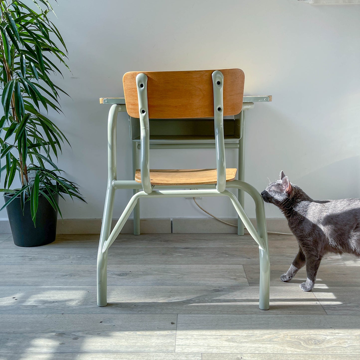 Bureau d’écolier vintage 1960 – Pupitre ancien en bois et métal vert d’eau – Mobilier scolaire rétro – Bureau enfant vintage