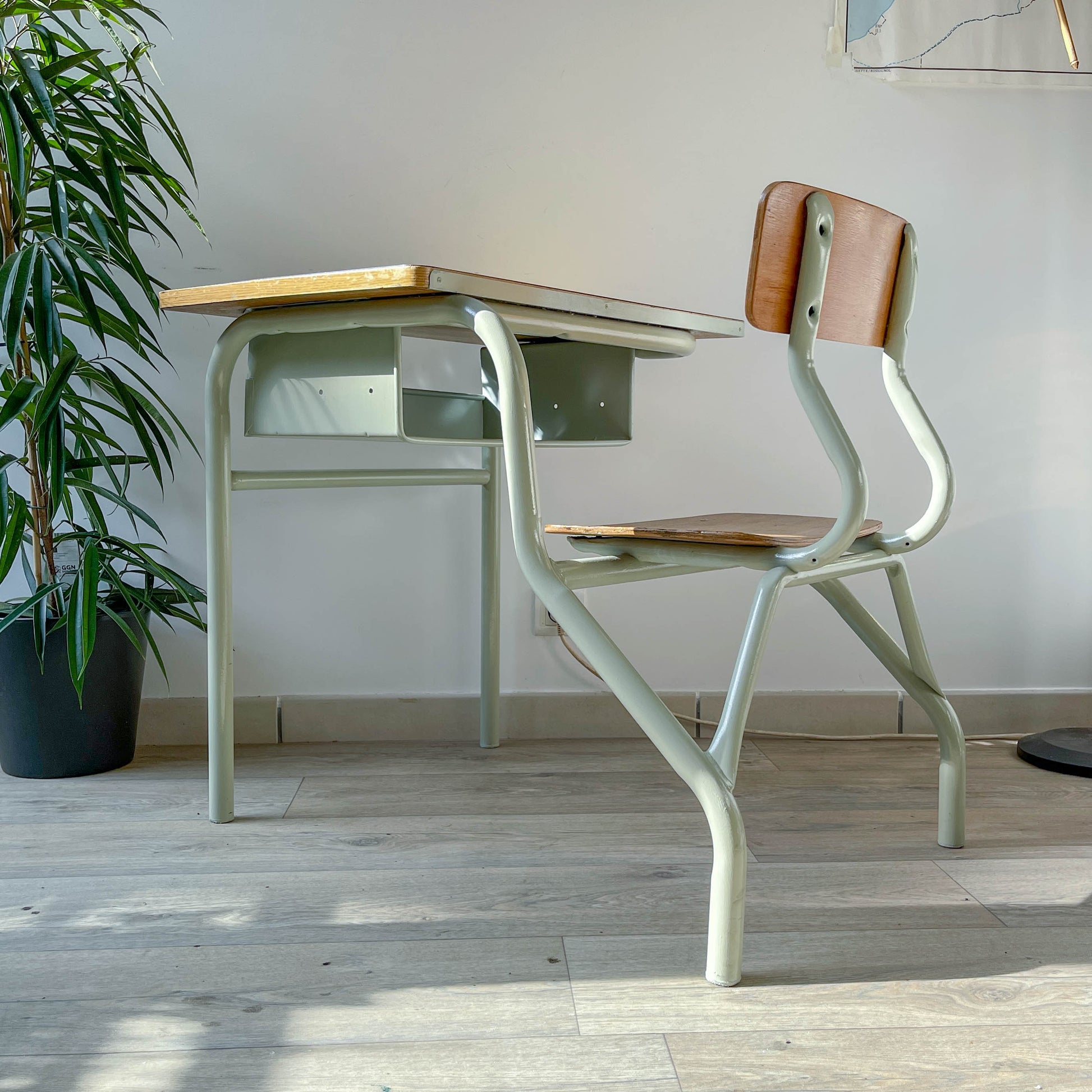 Bureau d’écolier vintage 1960 – Pupitre ancien en bois et métal vert d’eau – Mobilier scolaire rétro – Bureau enfant vintage