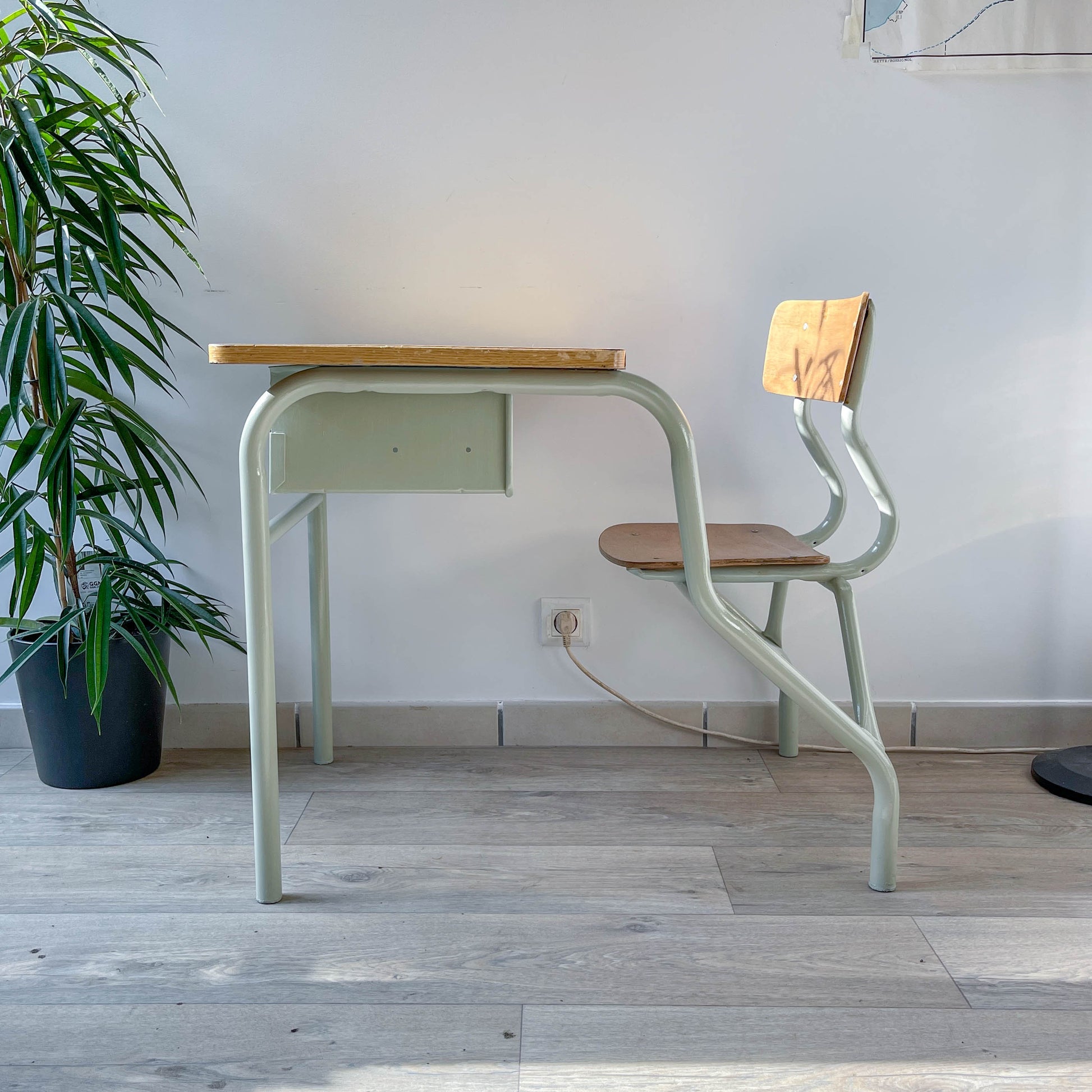 Bureau d’écolier vintage 1960 – Pupitre ancien en bois et métal vert d’eau – Mobilier scolaire rétro – Bureau enfant vintage