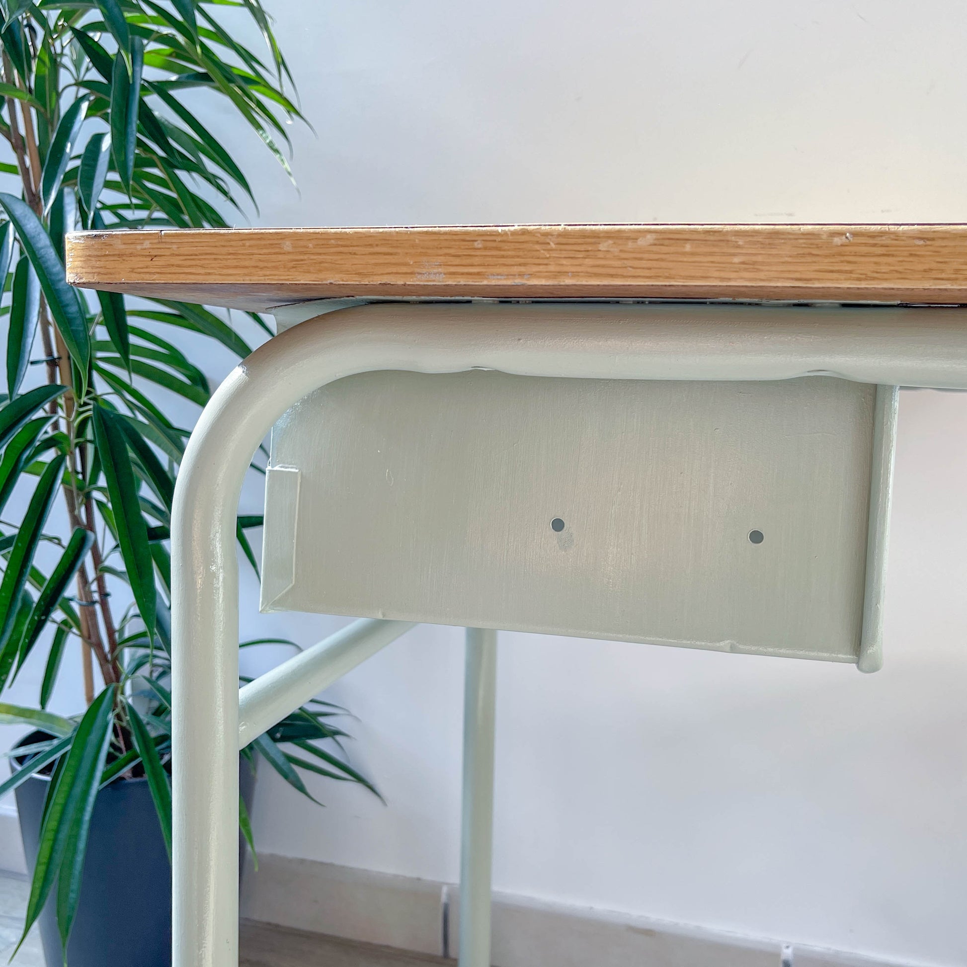Bureau d’écolier vintage 1960 – Pupitre ancien en bois et métal vert d’eau – Mobilier scolaire rétro – Bureau enfant vintage