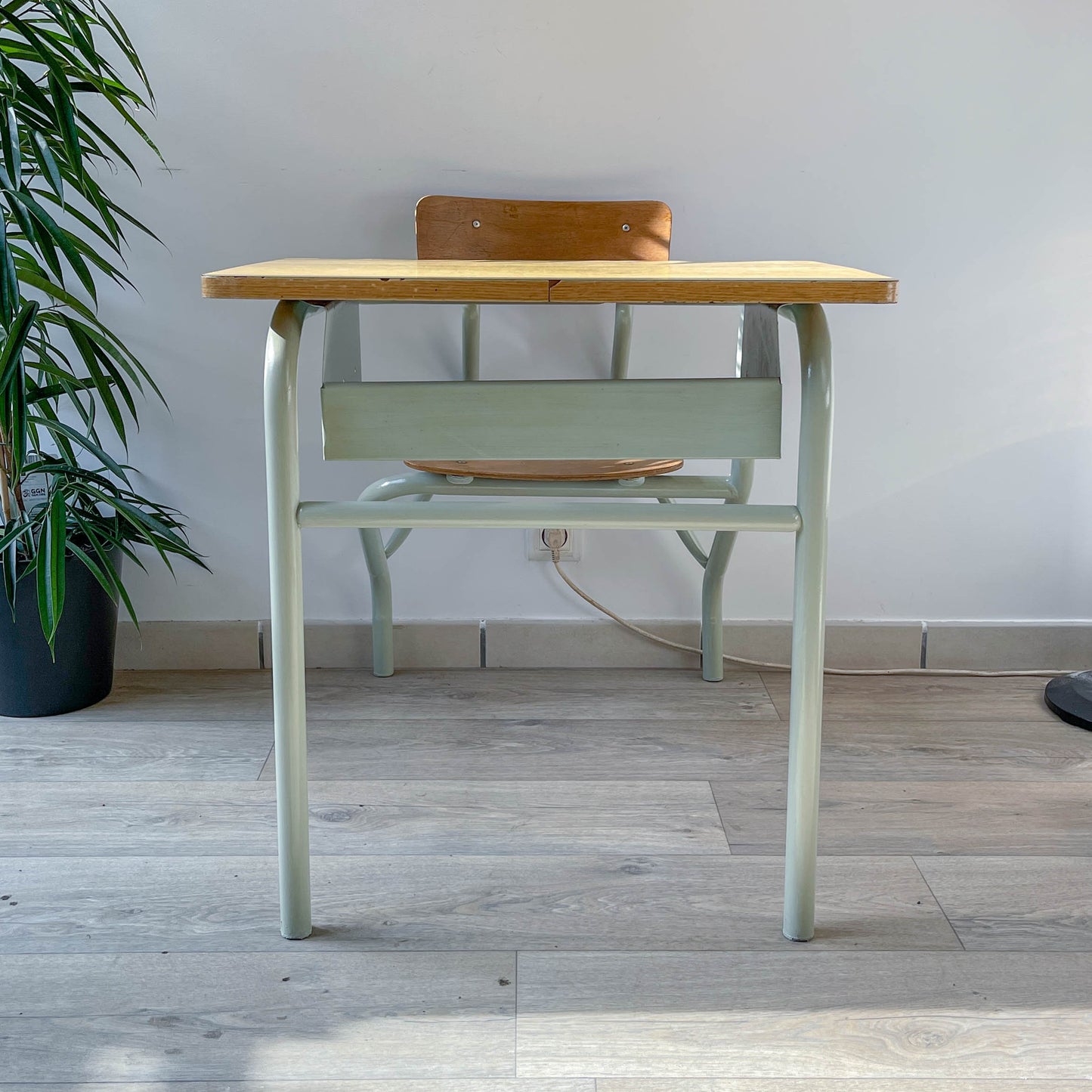 Bureau d’écolier vintage 1960 – Pupitre ancien en bois et métal vert d’eau – Mobilier scolaire rétro – Bureau enfant vintage