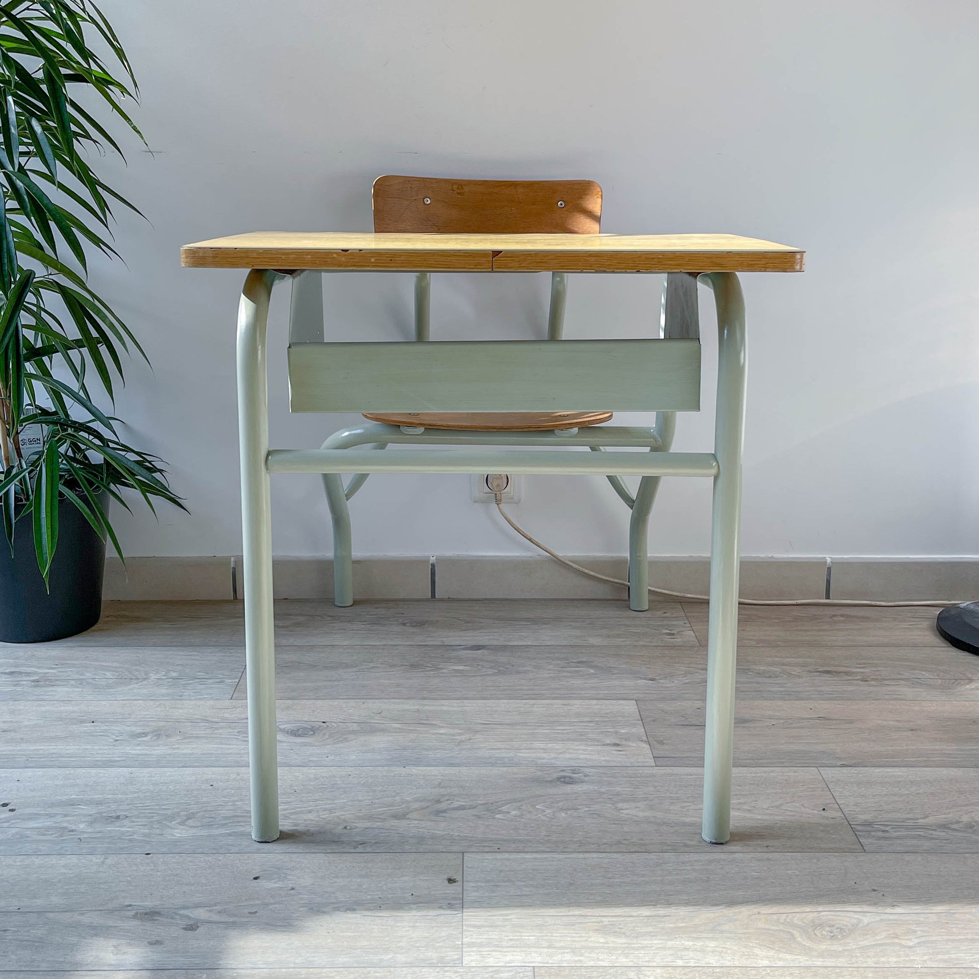 Bureau d’écolier vintage 1960 – Pupitre ancien en bois et métal vert d’eau – Mobilier scolaire rétro – Bureau enfant vintage