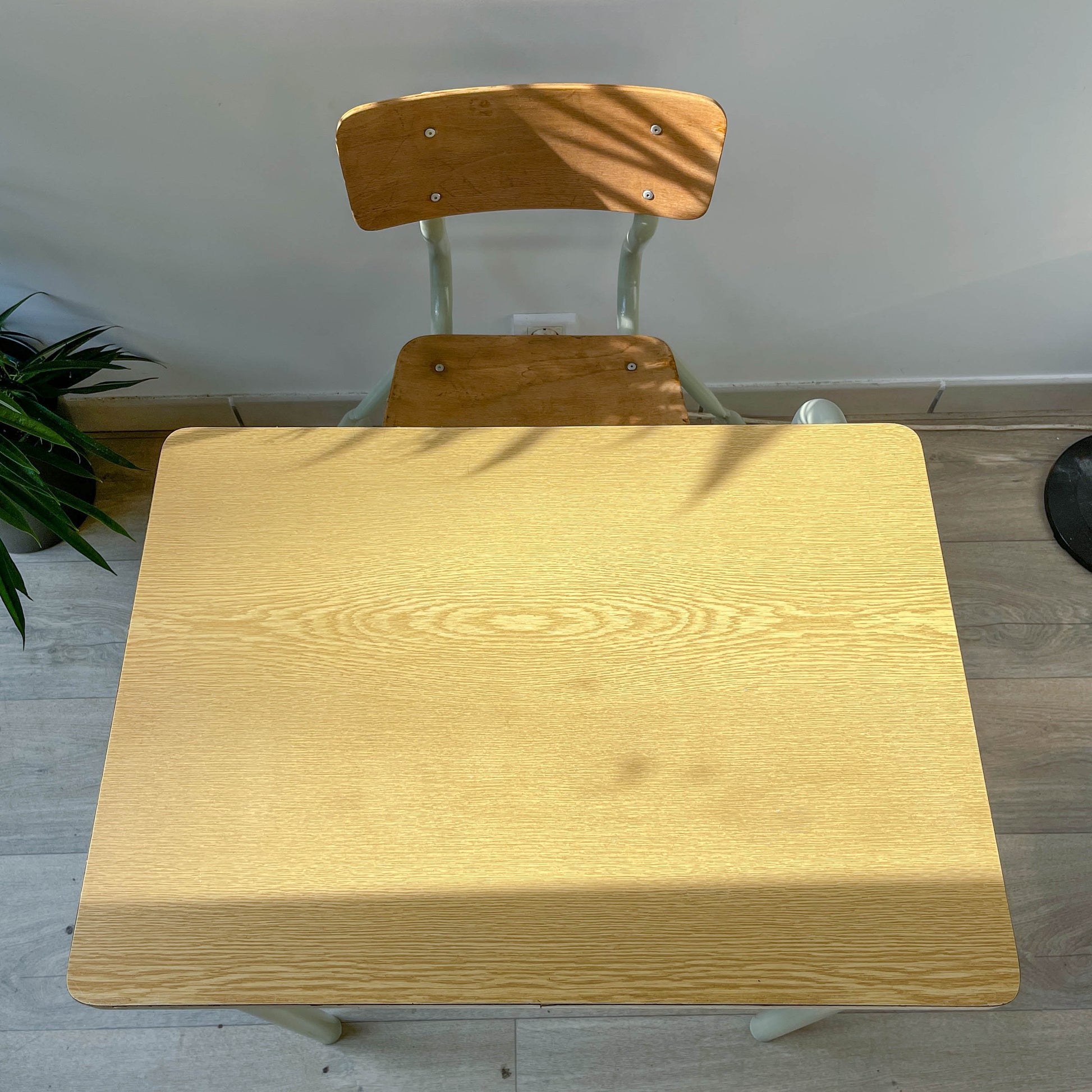 Bureau d’écolier vintage 1960 – Pupitre ancien en bois et métal vert d’eau – Mobilier scolaire rétro – Bureau enfant vintage