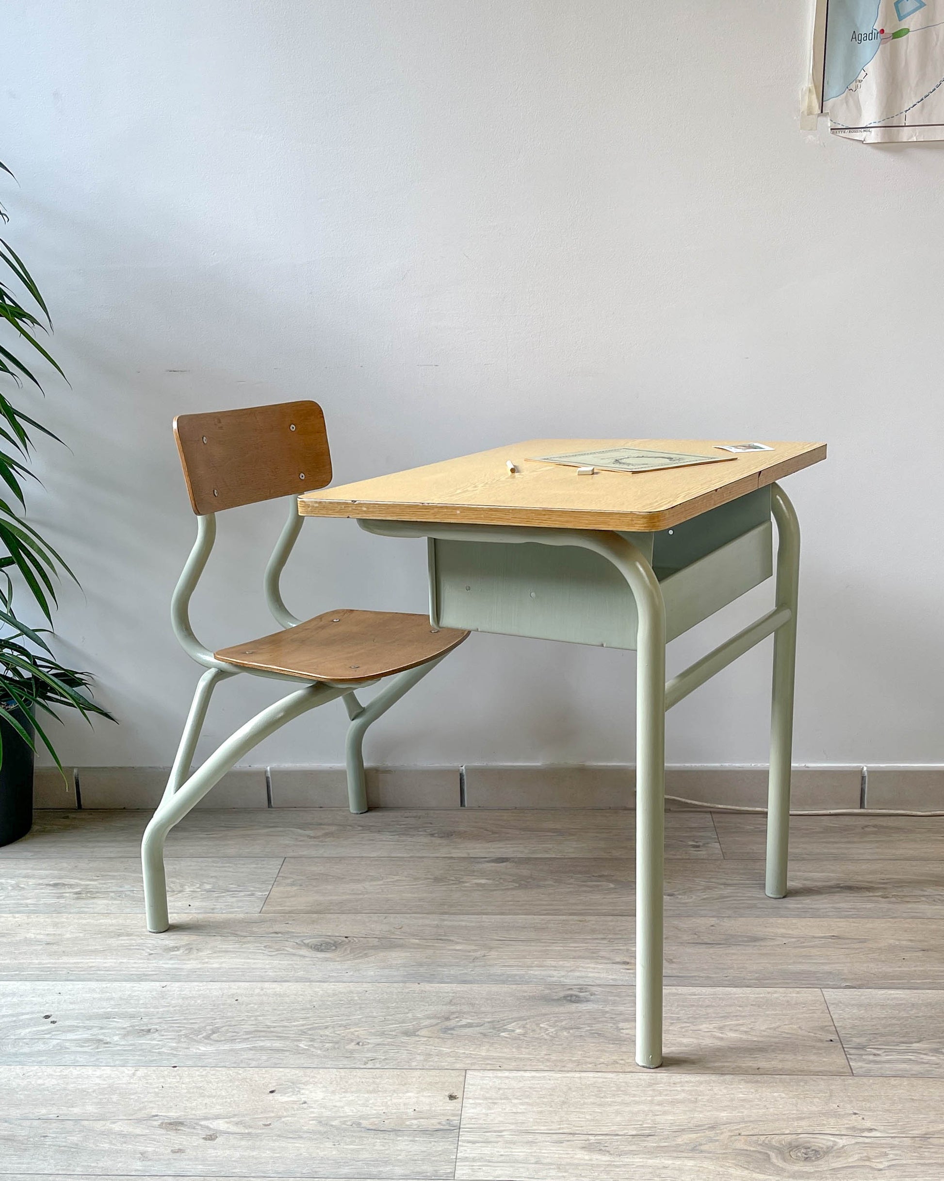 Bureau d’écolier vintage 1960 – Pupitre ancien en bois et métal vert d’eau – Mobilier scolaire rétro – Bureau enfant vintage