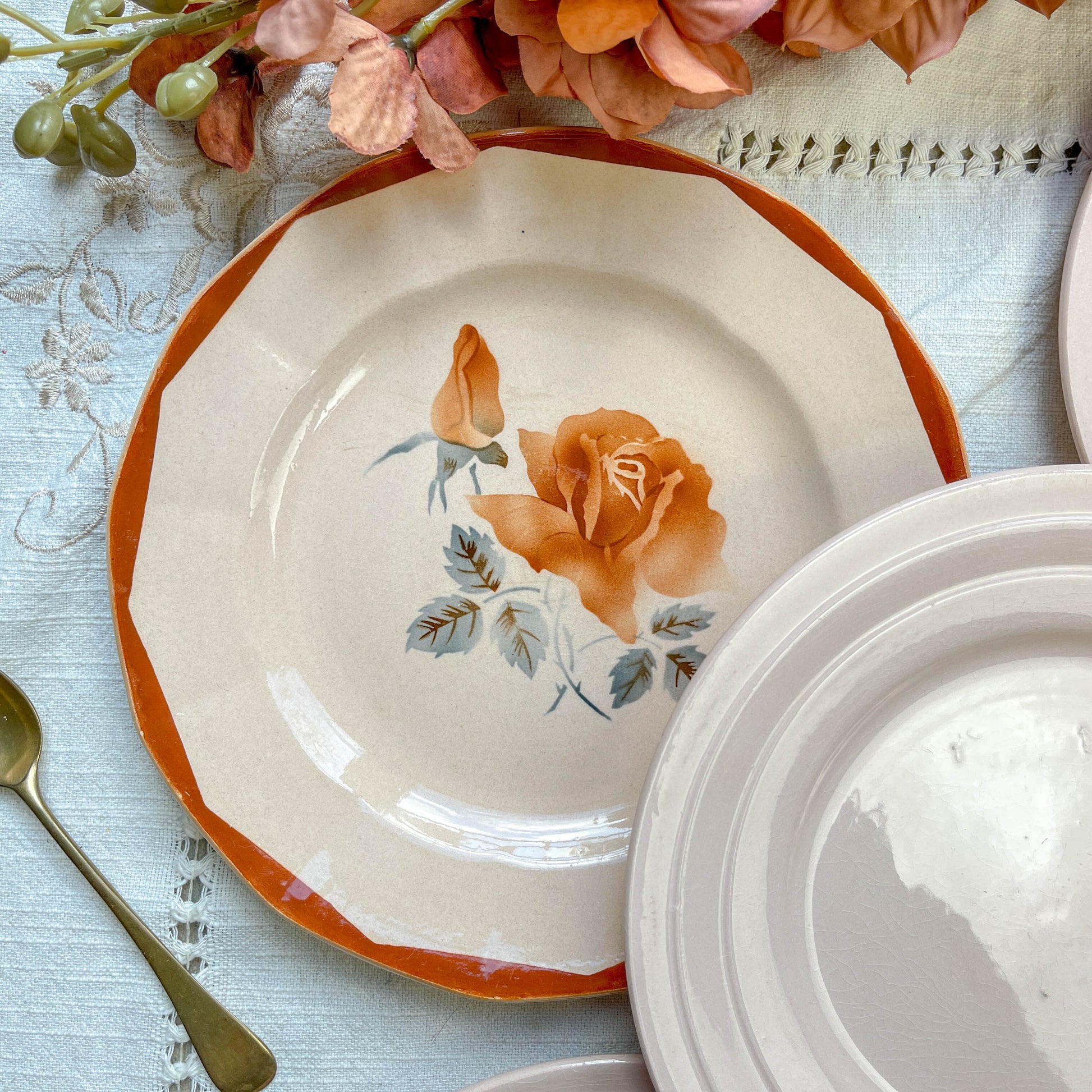 Lot de 5 petites assiettes vintage dépareillées en faïence française des années 1950, motifs fleuris rosés St Amand et Digoin Sarreguemines – vaisselle ancienne pour entrées ou desserts