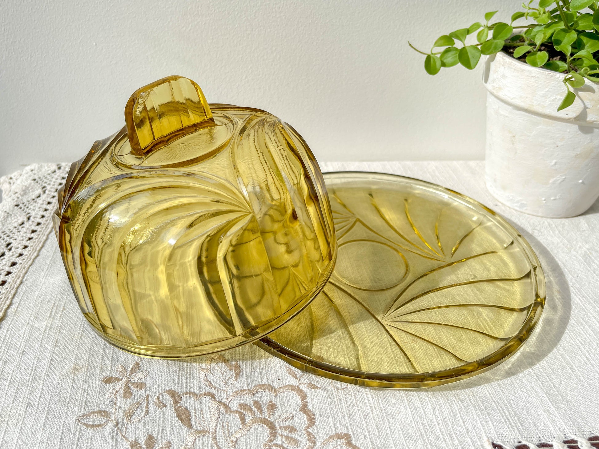 Cloche à fromage en verre ambré vintage – Made in France – Plateau à fromage rétro