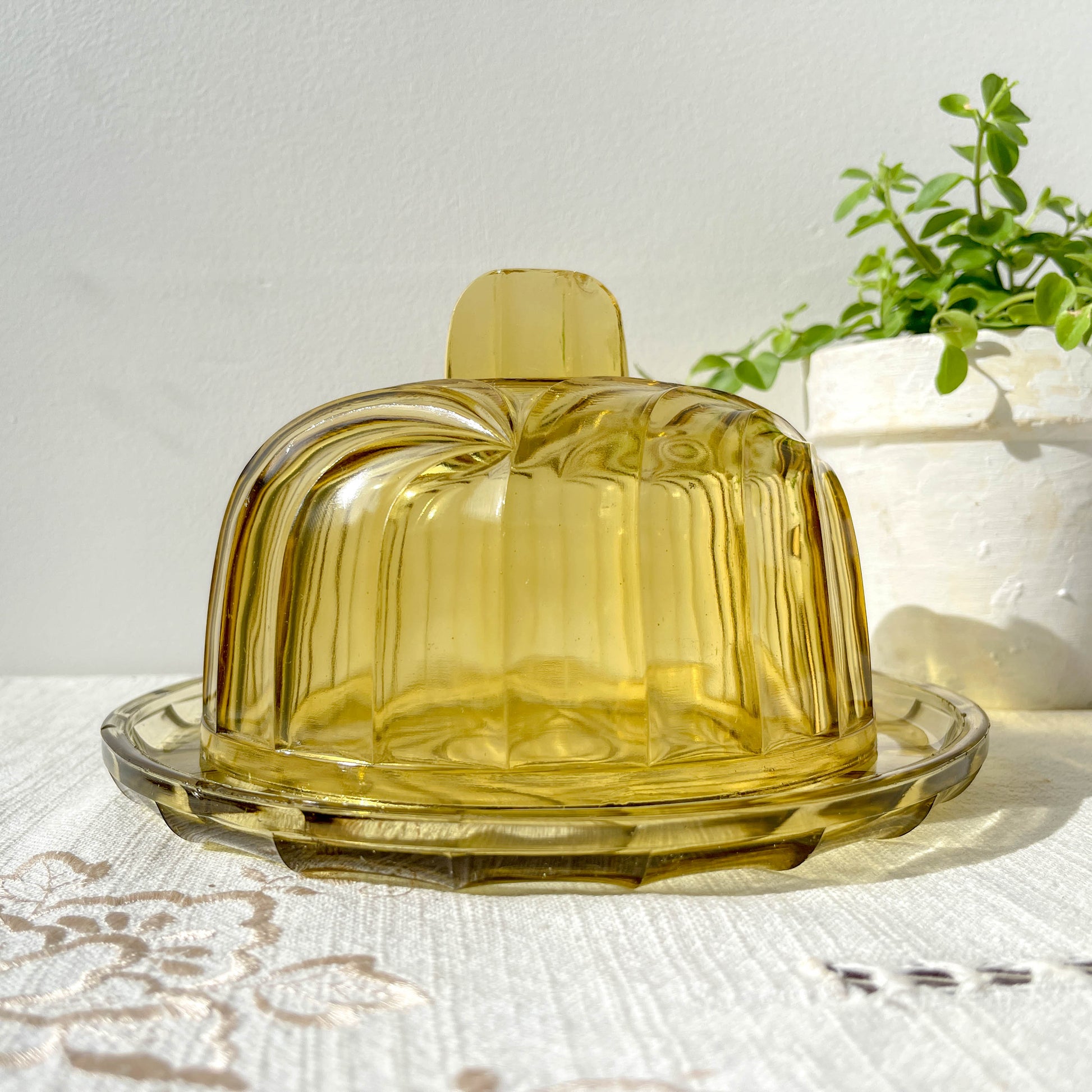 Cloche à fromage en verre ambré vintage – Made in France – Plateau à fromage rétro