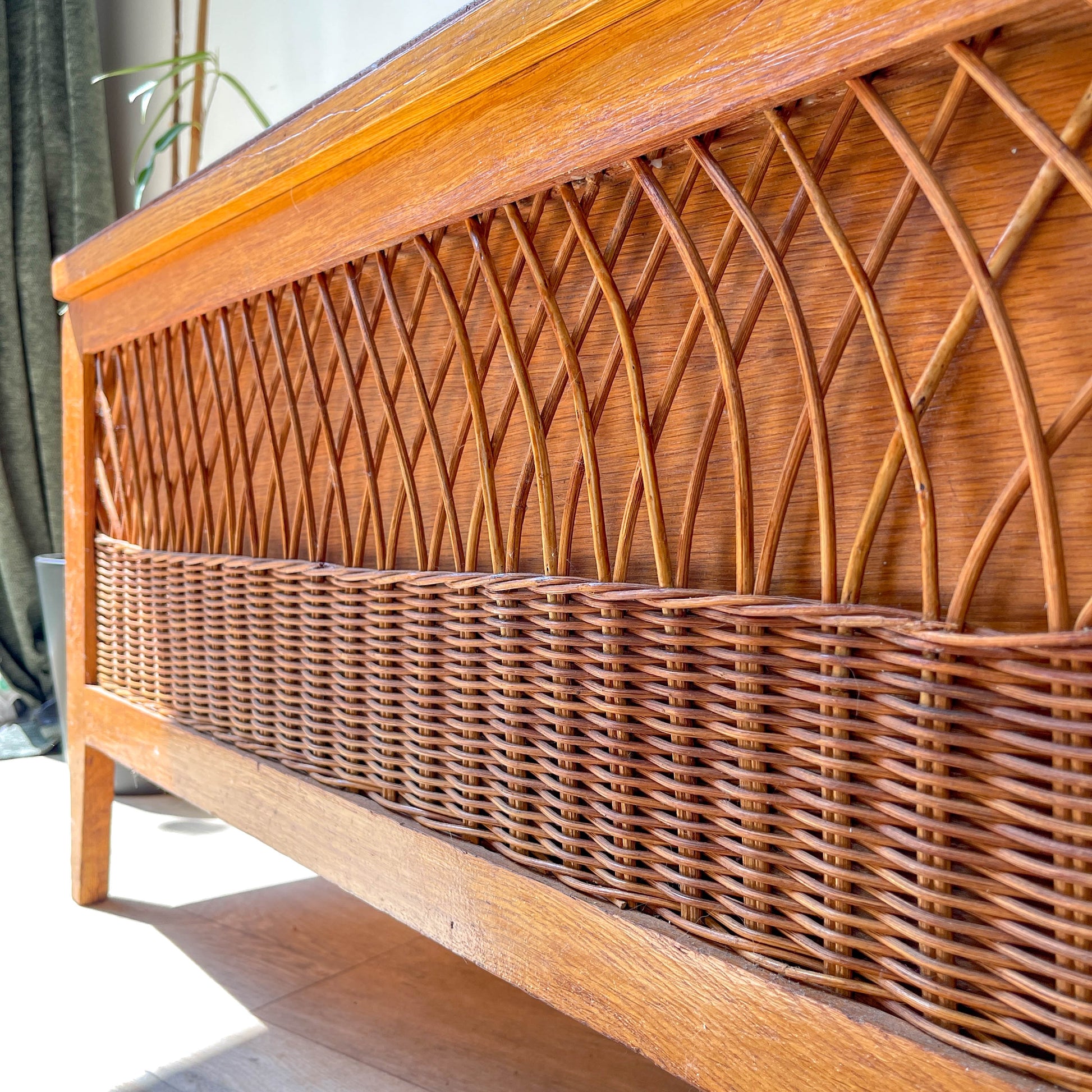 Banc coffre vintage en bois et rotin – Années 60 – Banc de rangement rétro déco entrée ou chambre