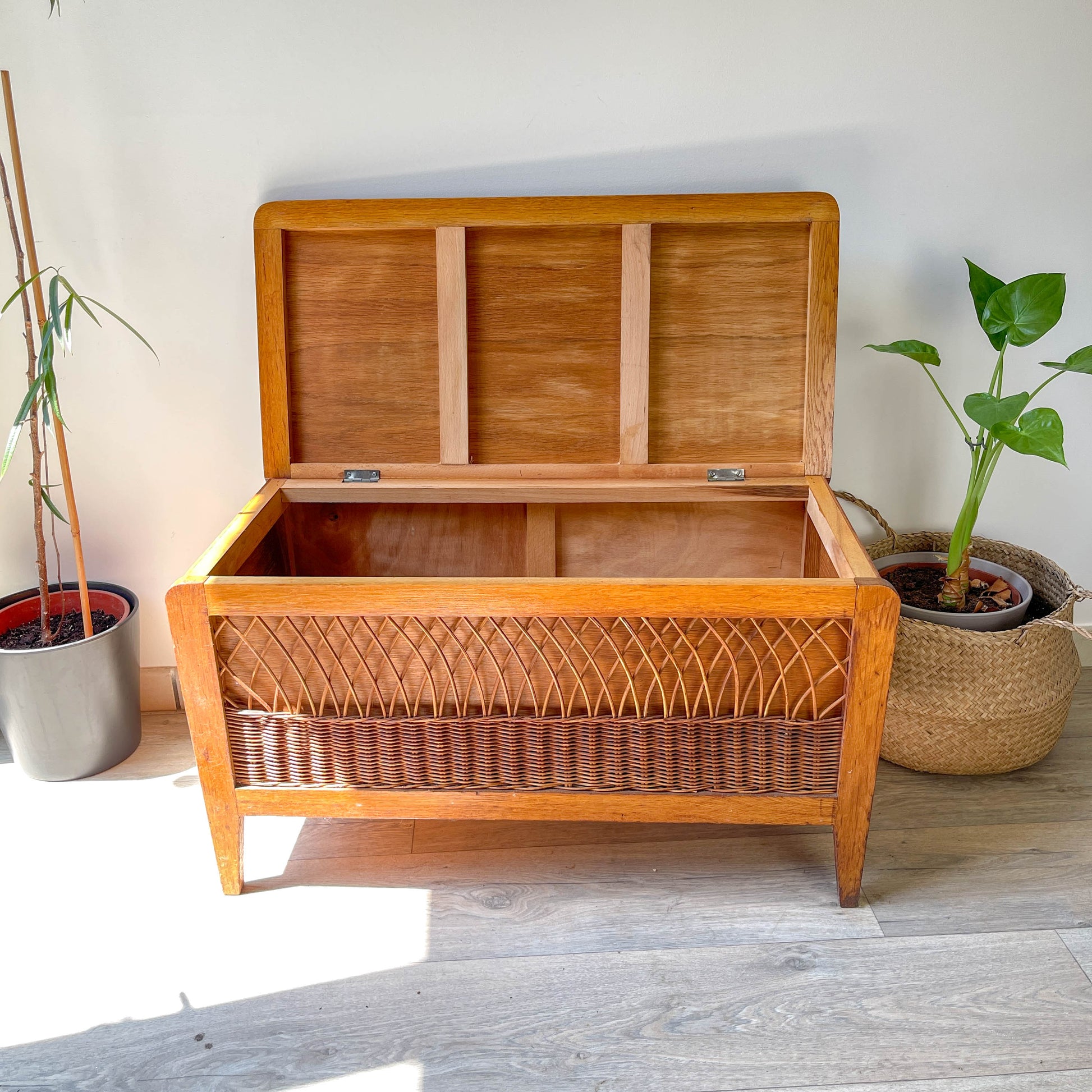 Banc coffre vintage en bois et rotin – Années 60 – Banc de rangement rétro déco entrée ou chambre