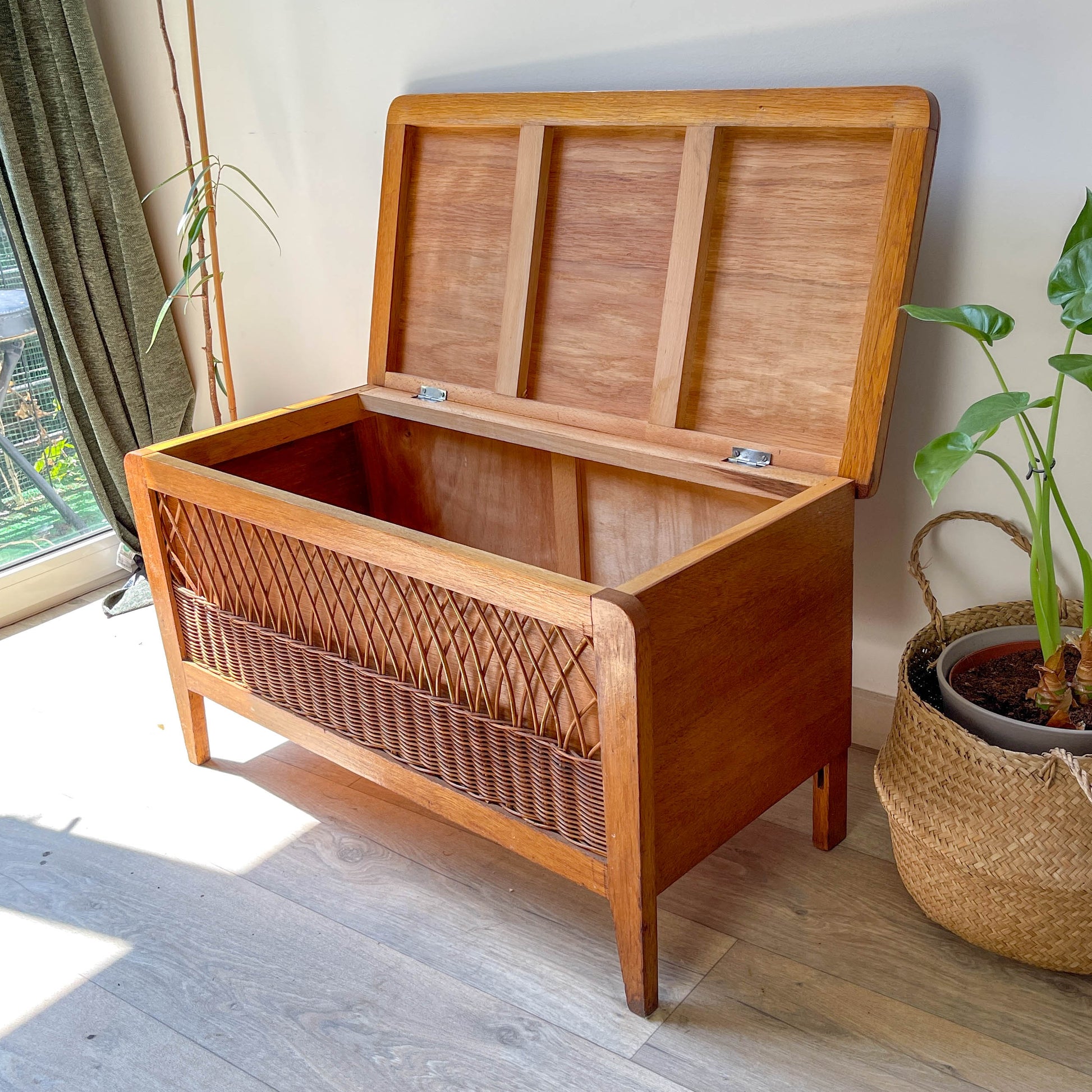 Banc coffre vintage en bois et rotin – Années 60 – Banc de rangement rétro déco entrée ou chambre