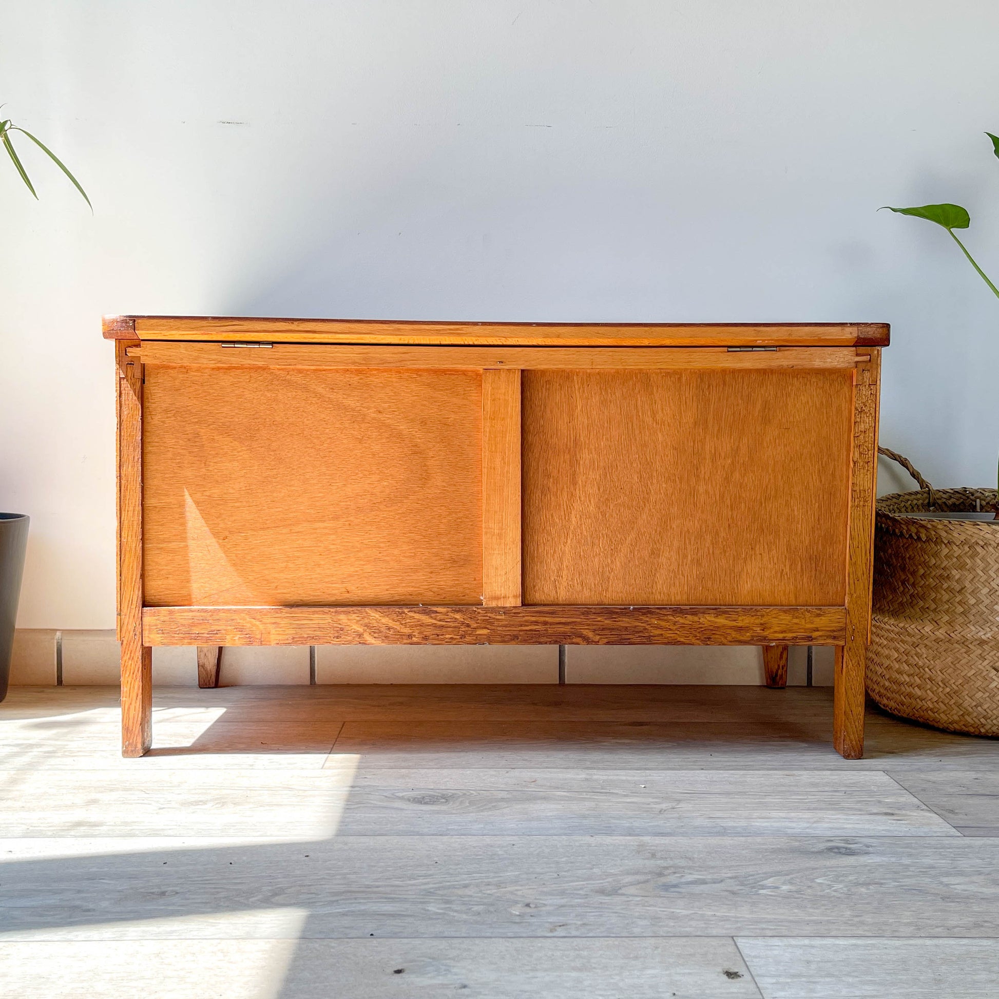 Banc coffre vintage en bois et rotin – Années 60 – Banc de rangement rétro déco entrée ou chambre