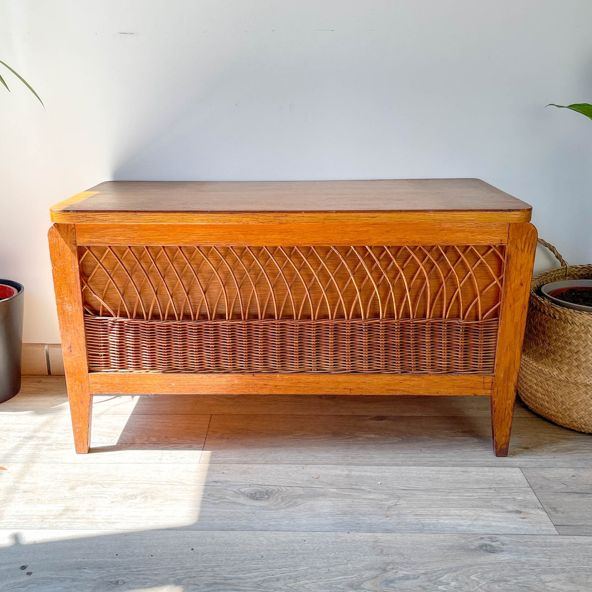Banc coffre vintage en bois et rotin – Années 60 – Banc de rangement rétro déco entrée ou chambre