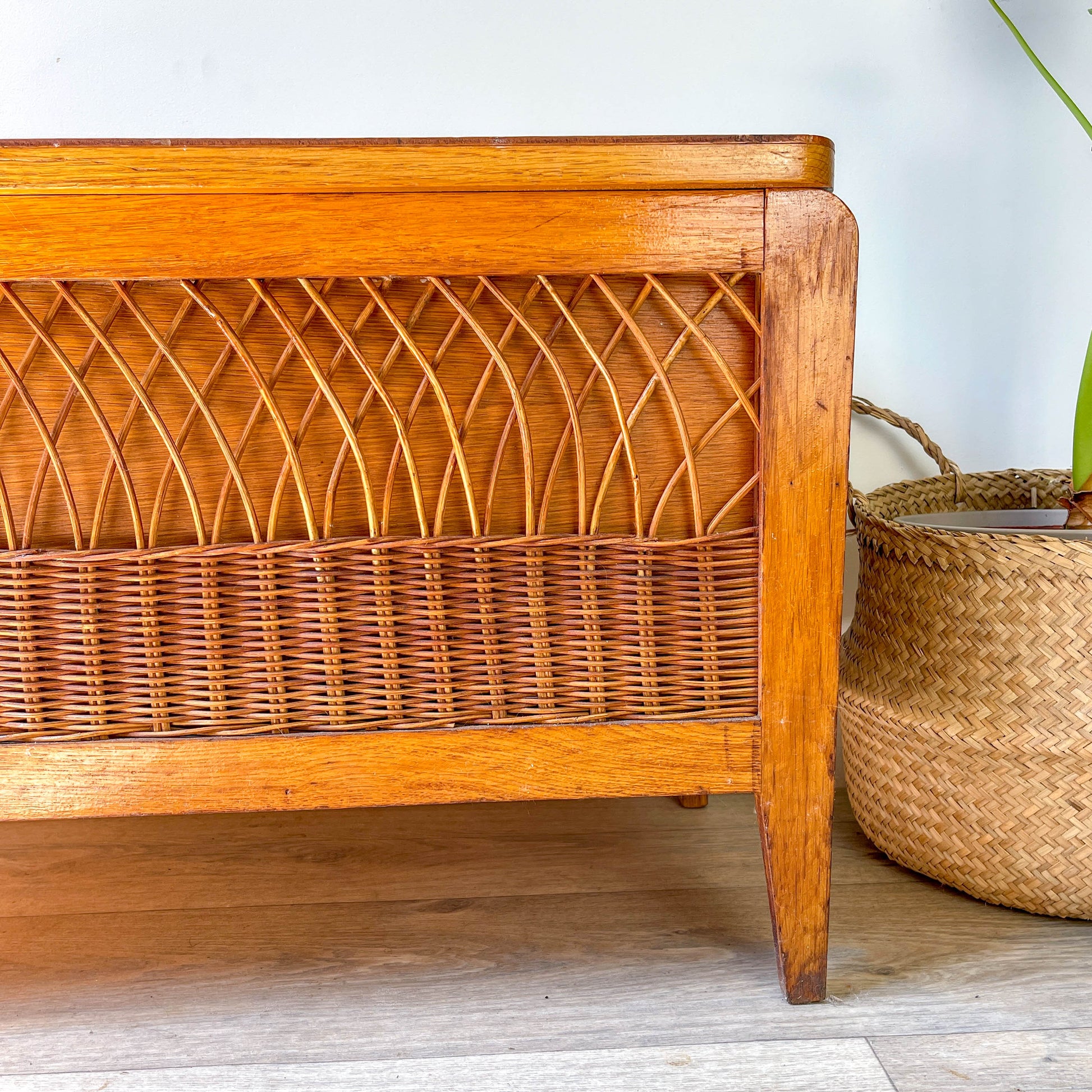 Banc coffre vintage en bois et rotin – Années 60 – Banc de rangement rétro déco entrée ou chambre