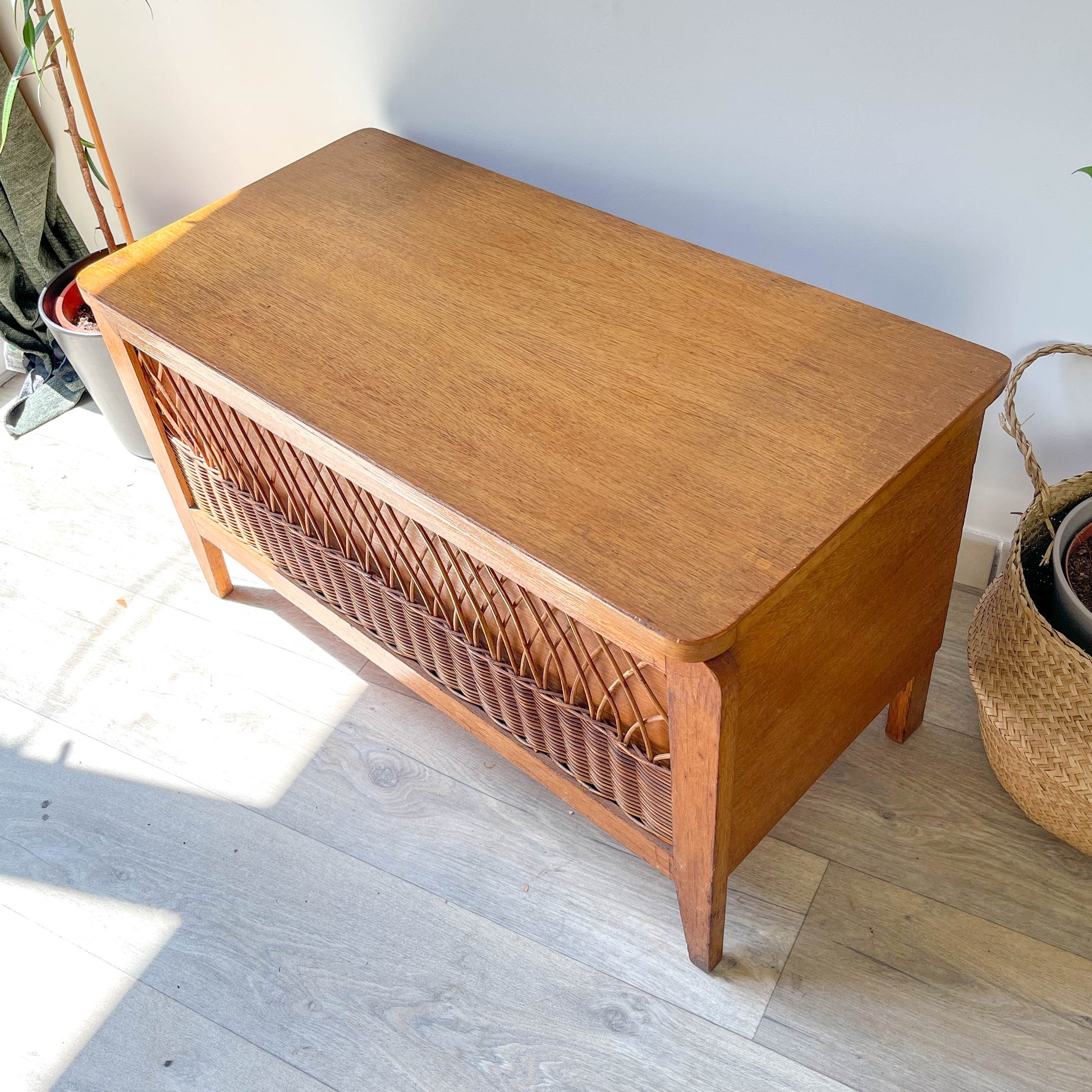 Banc coffre vintage en bois et rotin – Années 60 – Banc de rangement rétro déco entrée ou chambre