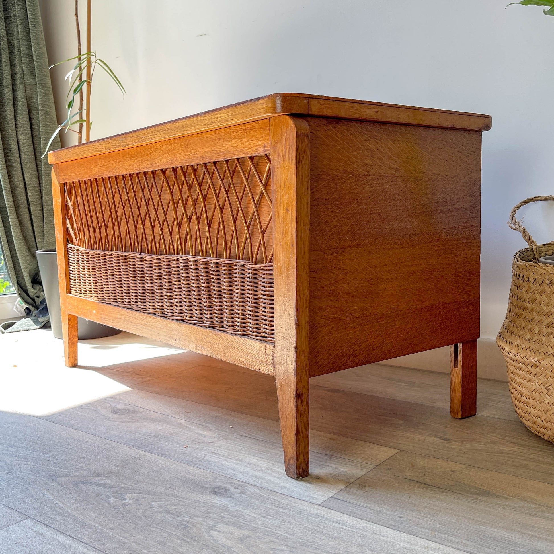 Banc coffre vintage en bois et rotin – Années 60 – Banc de rangement rétro déco entrée ou chambre