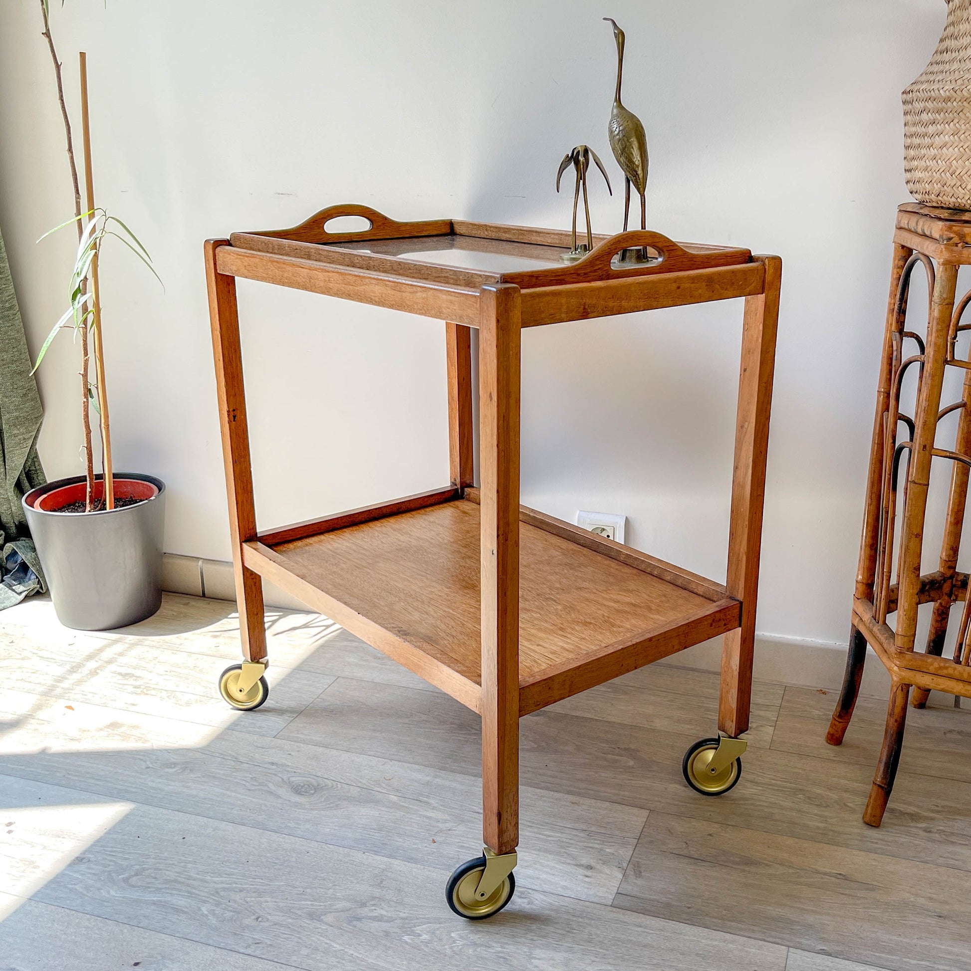 Desserte vintage en bois à roulettes – Table d’appoint 60s – Bar roulant rétro avec plateau en verre amovible