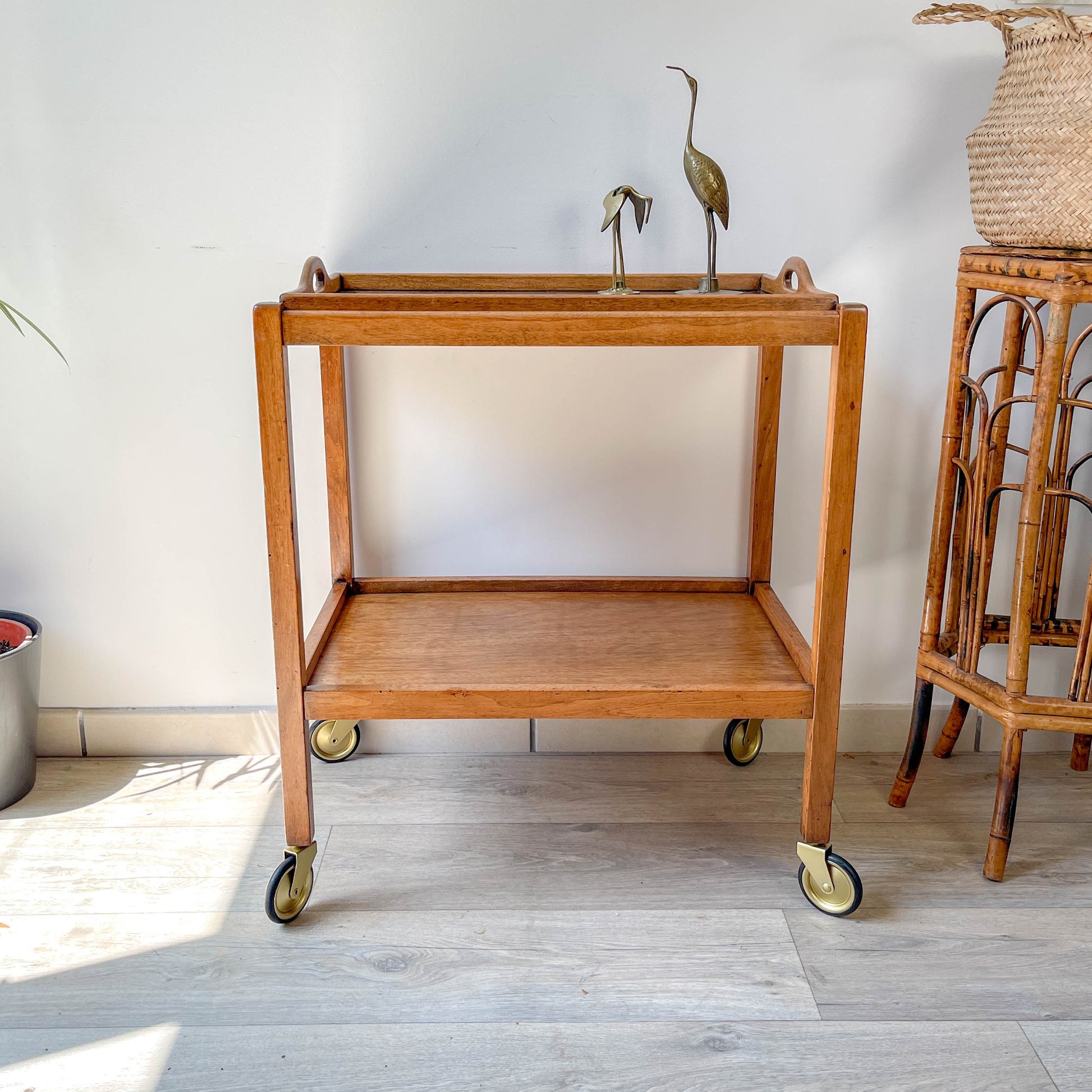 Desserte vintage en bois à roulettes – Table d’appoint 60s – Bar roulant rétro avec plateau en verre amovible