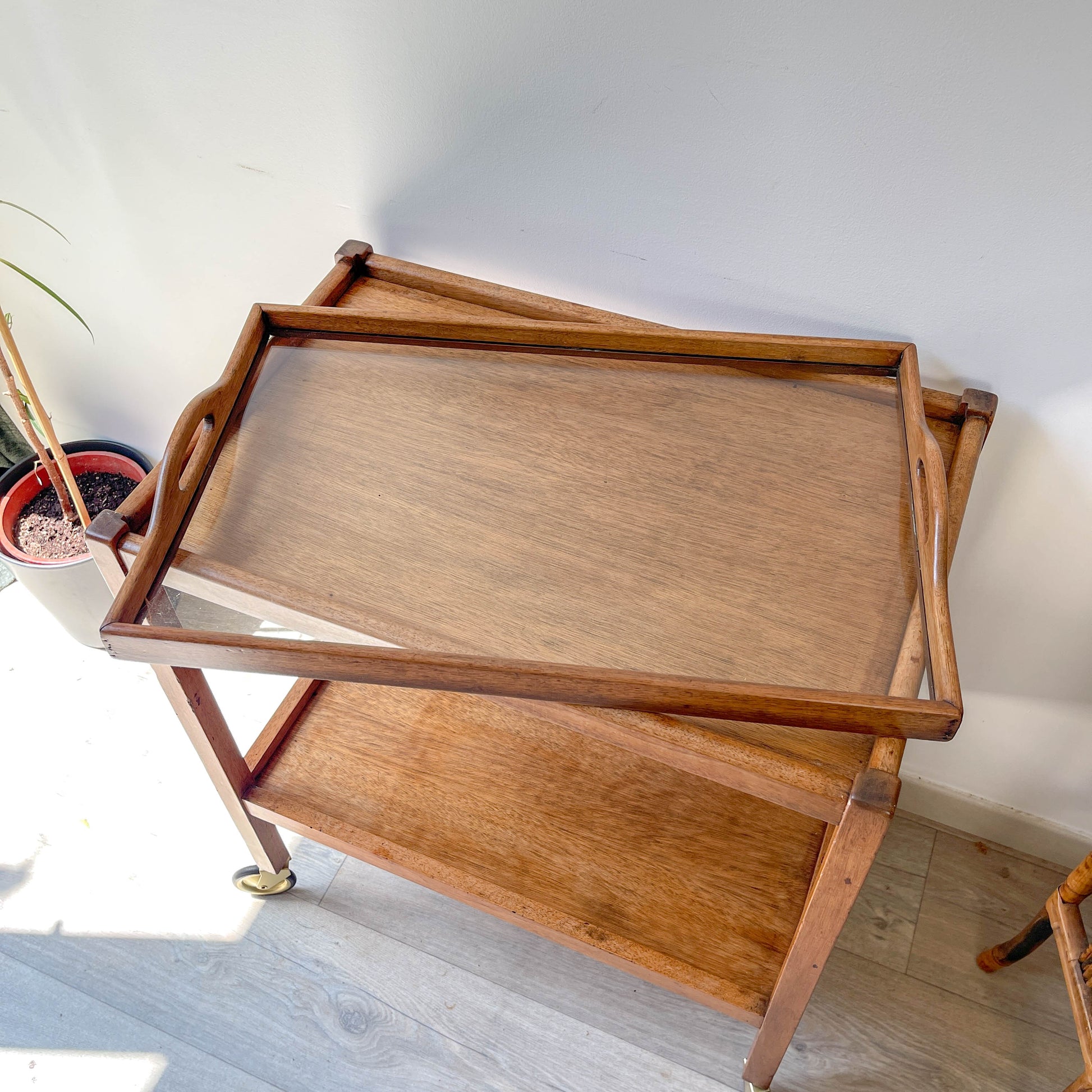 Desserte vintage en bois à roulettes – Table d’appoint 60s – Bar roulant rétro avec plateau en verre amovible