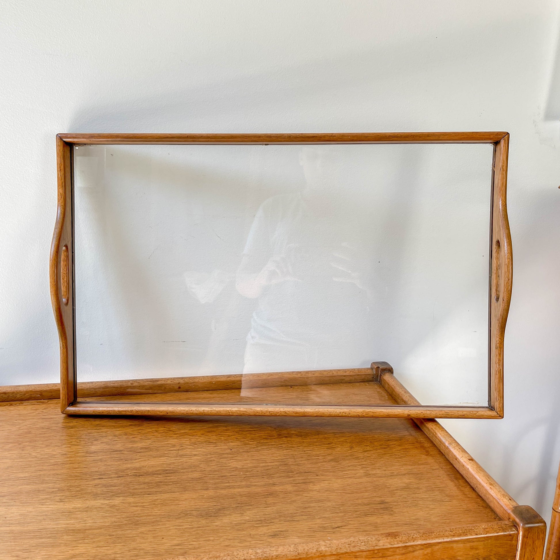 Desserte vintage en bois à roulettes – Table d’appoint 60s – Bar roulant rétro avec plateau en verre amovible