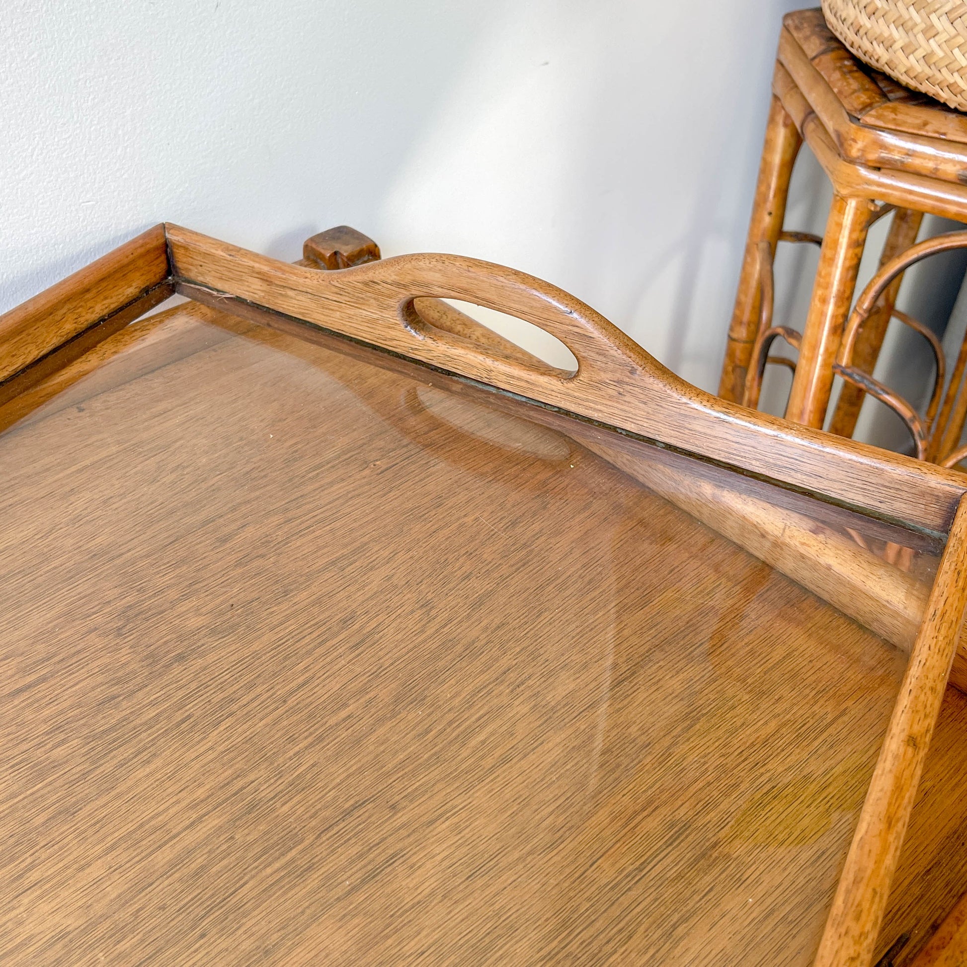 Desserte vintage en bois à roulettes – Table d’appoint 60s – Bar roulant rétro avec plateau en verre amovible