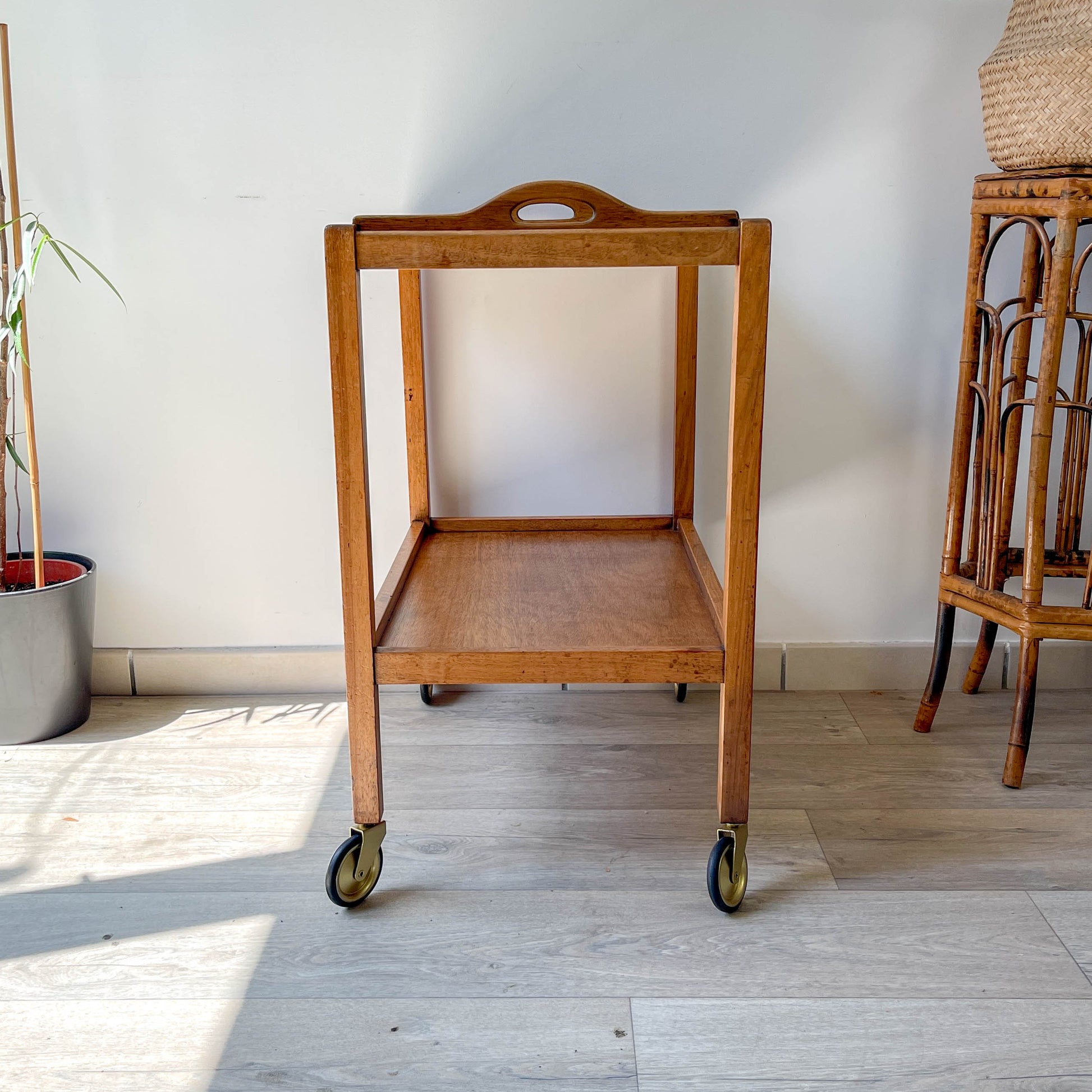 Desserte vintage en bois à roulettes – Table d’appoint 60s – Bar roulant rétro avec plateau en verre amovible