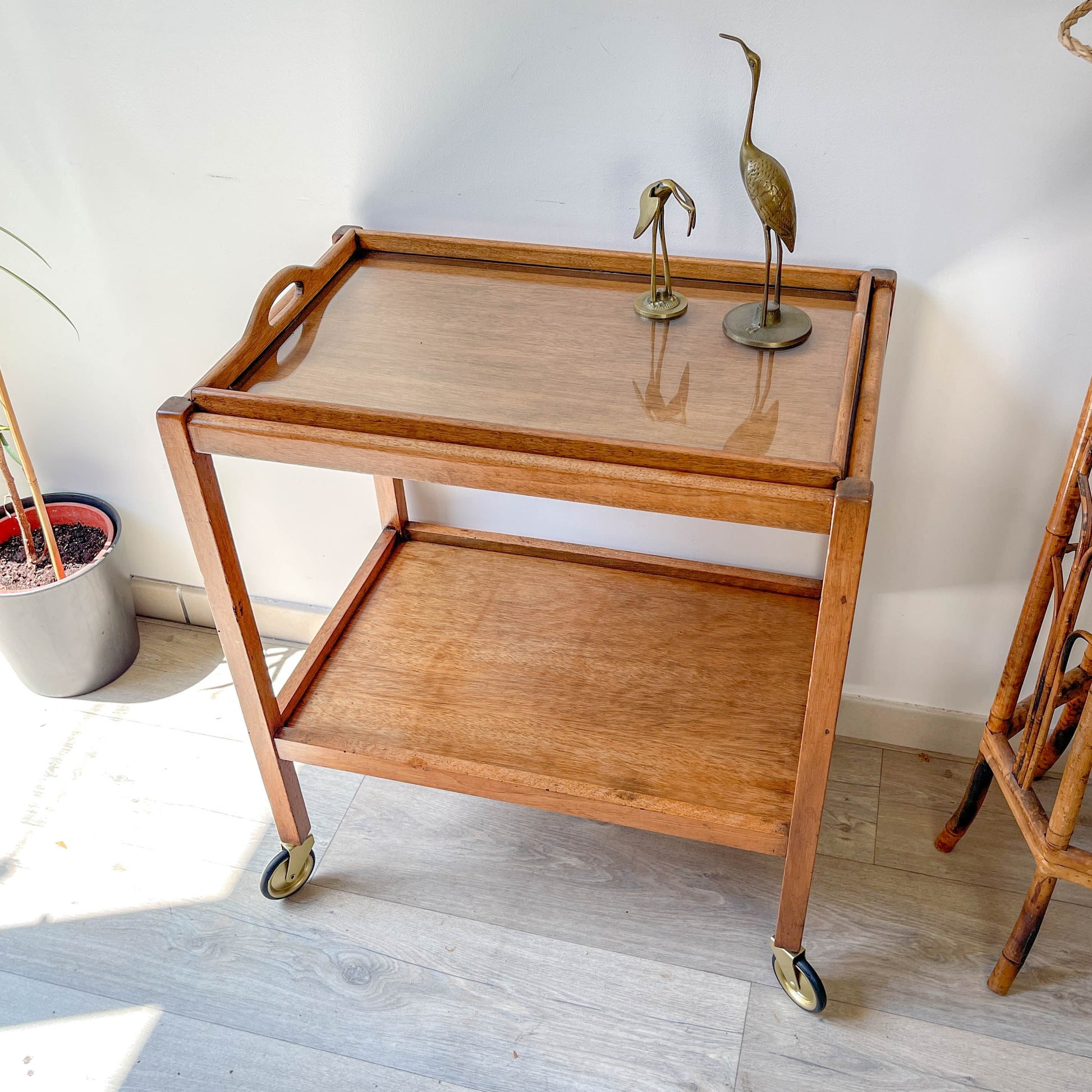 Desserte vintage en bois à roulettes – Table d’appoint 60s – Bar roulant rétro avec plateau en verre amovible