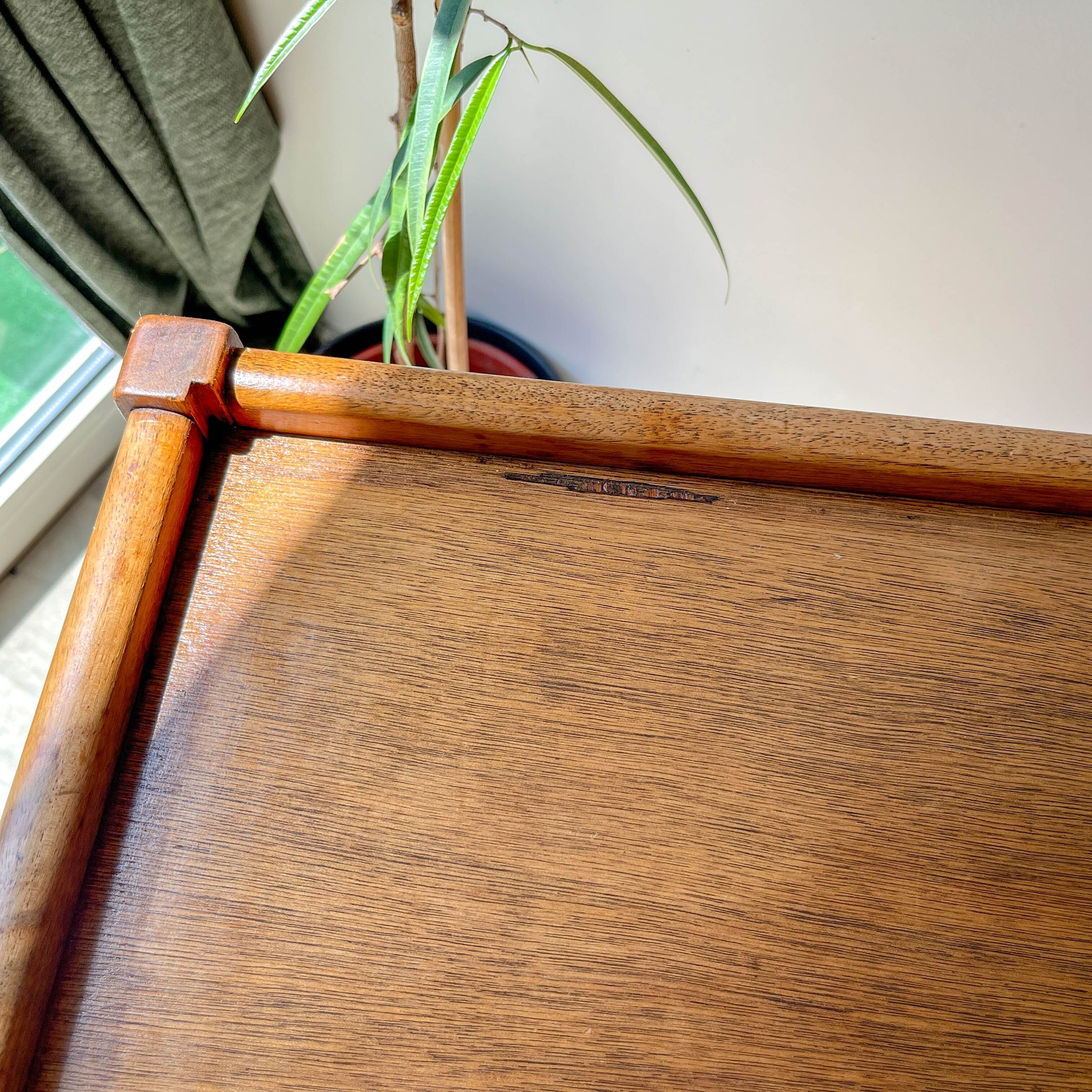 Desserte vintage en bois à roulettes – Table d’appoint 60s – Bar roulant rétro avec plateau en verre amovible