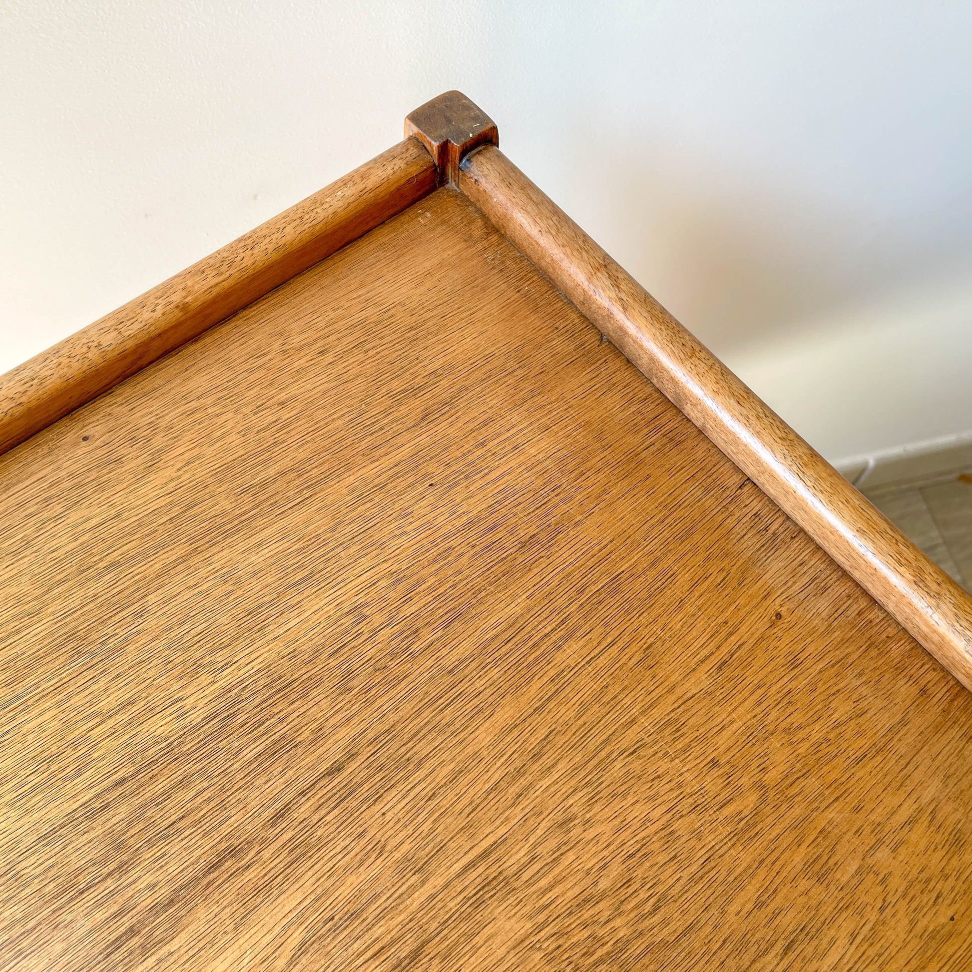 Desserte vintage en bois à roulettes – Table d’appoint 60s – Bar roulant rétro avec plateau en verre amovible