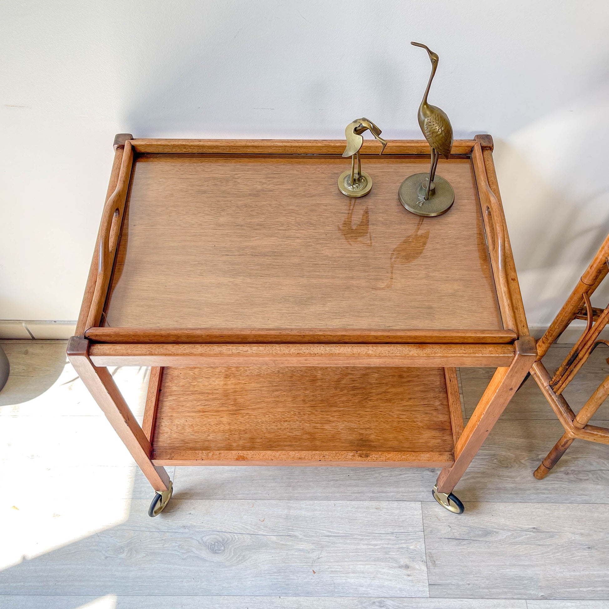 Desserte vintage en bois à roulettes – Table d’appoint 60s – Bar roulant rétro avec plateau en verre amovible