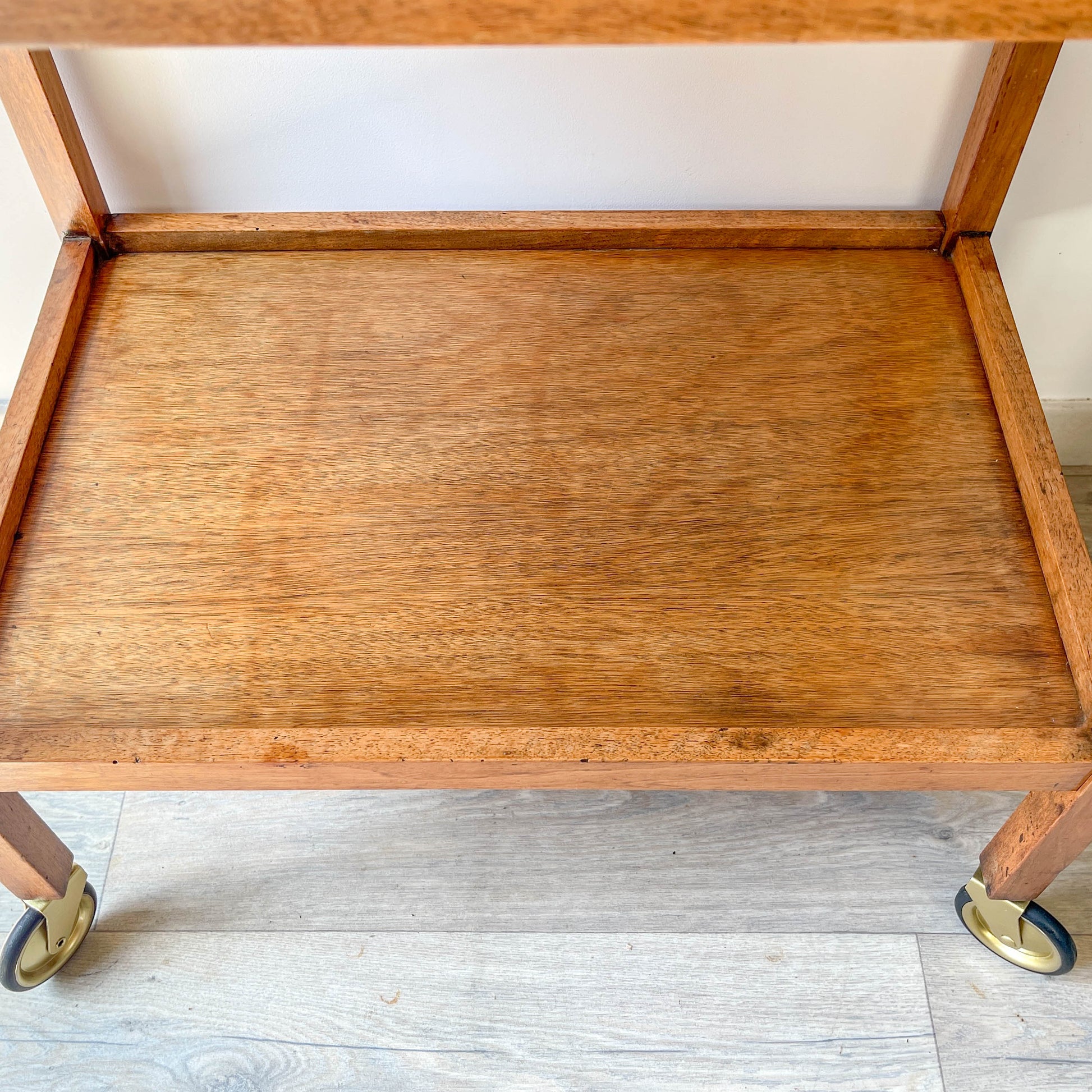 Desserte vintage en bois à roulettes – Table d’appoint 60s – Bar roulant rétro avec plateau en verre amovible