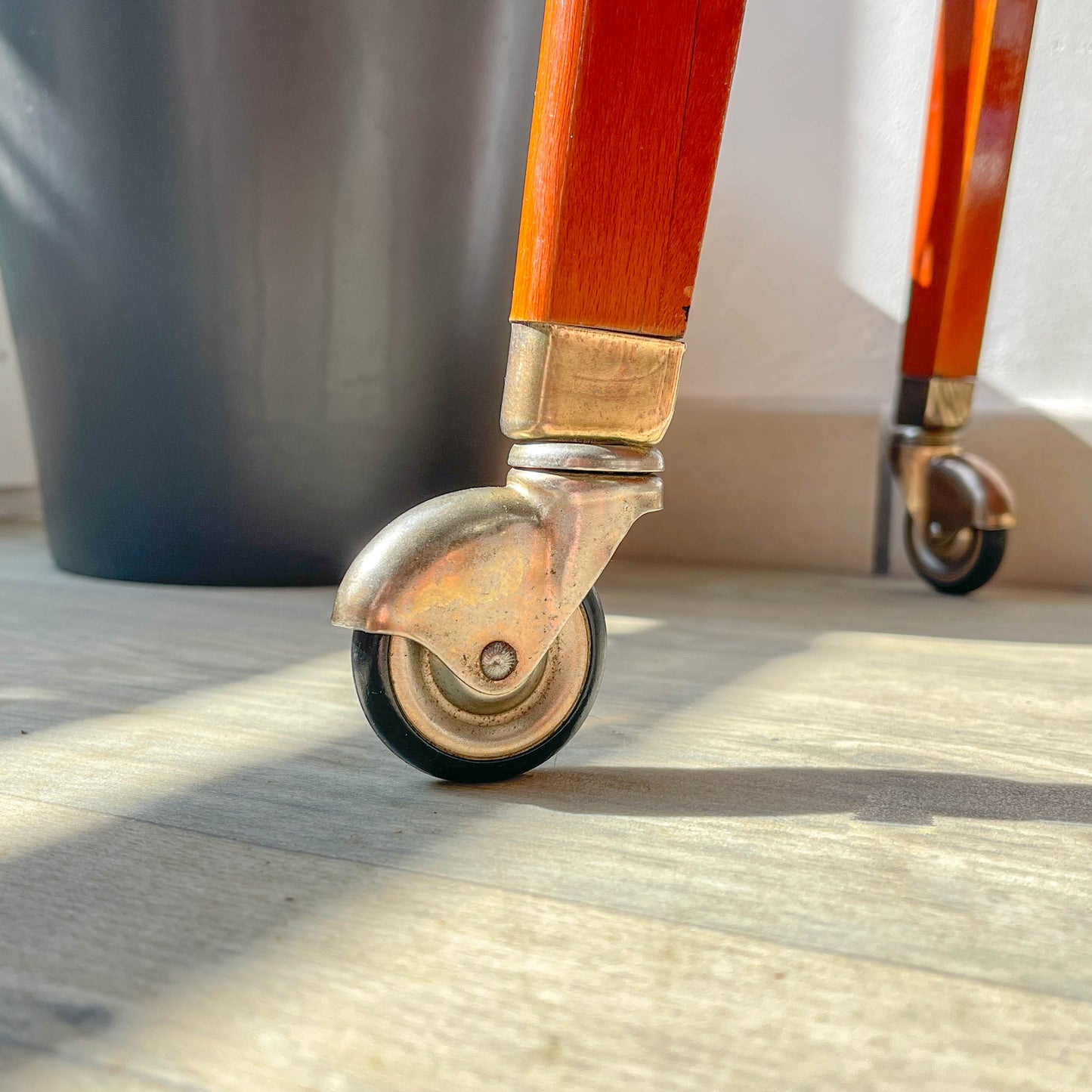 Desserte vintage en formica à roulettes 1960