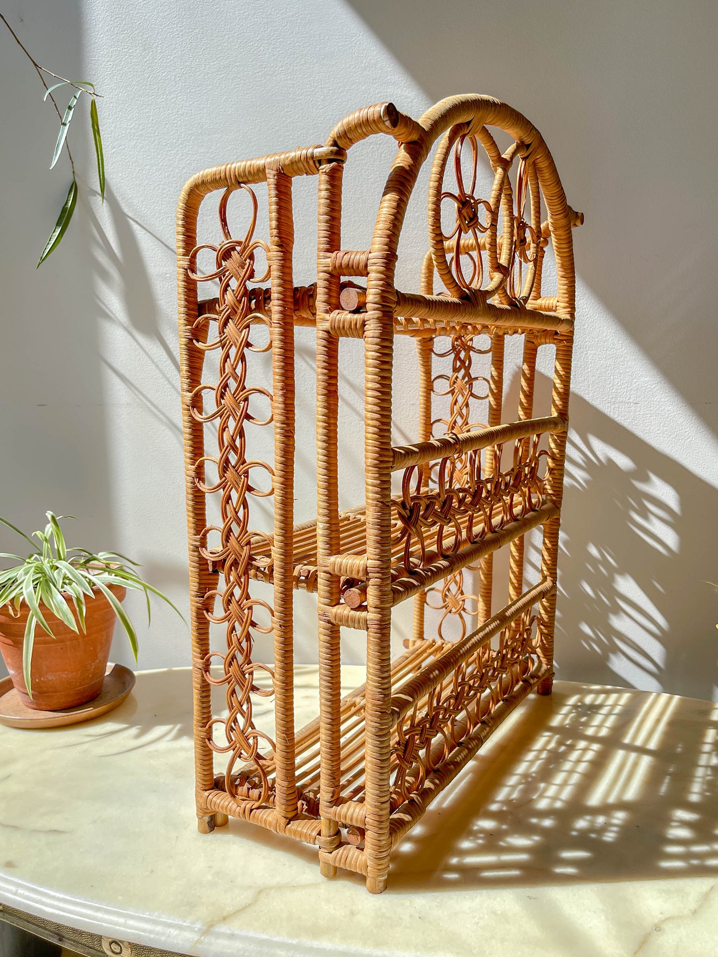 Étagère pliante en rotin vintage des années 1950, structure légère et naturelle, parfaite comme bibliothèque murale ou rangement décoratif pour une chambre d’enfant ou un intérieur bohème.