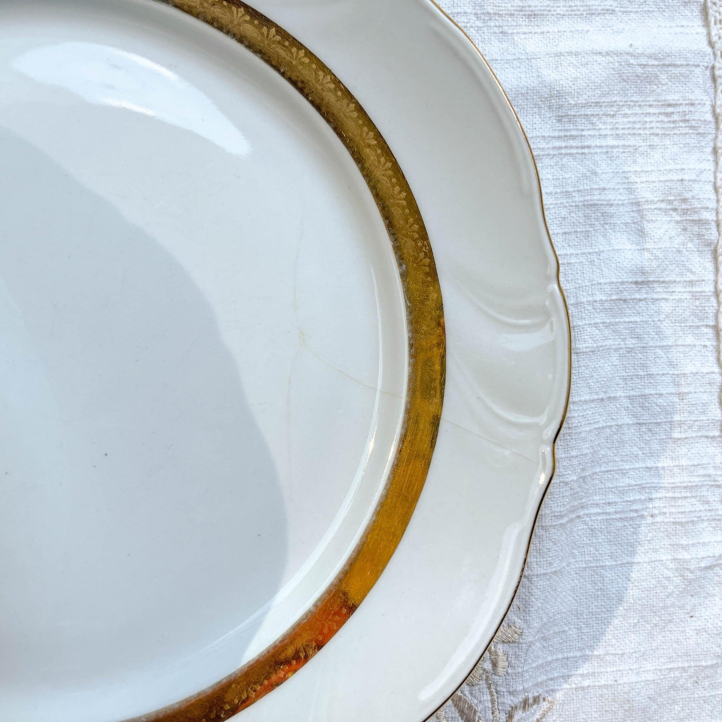 6 Assiettes plates vintage en porcelaine blanche et dorée Limoge france ADP "Ariane" – Vaisselle ancienne Française élégante