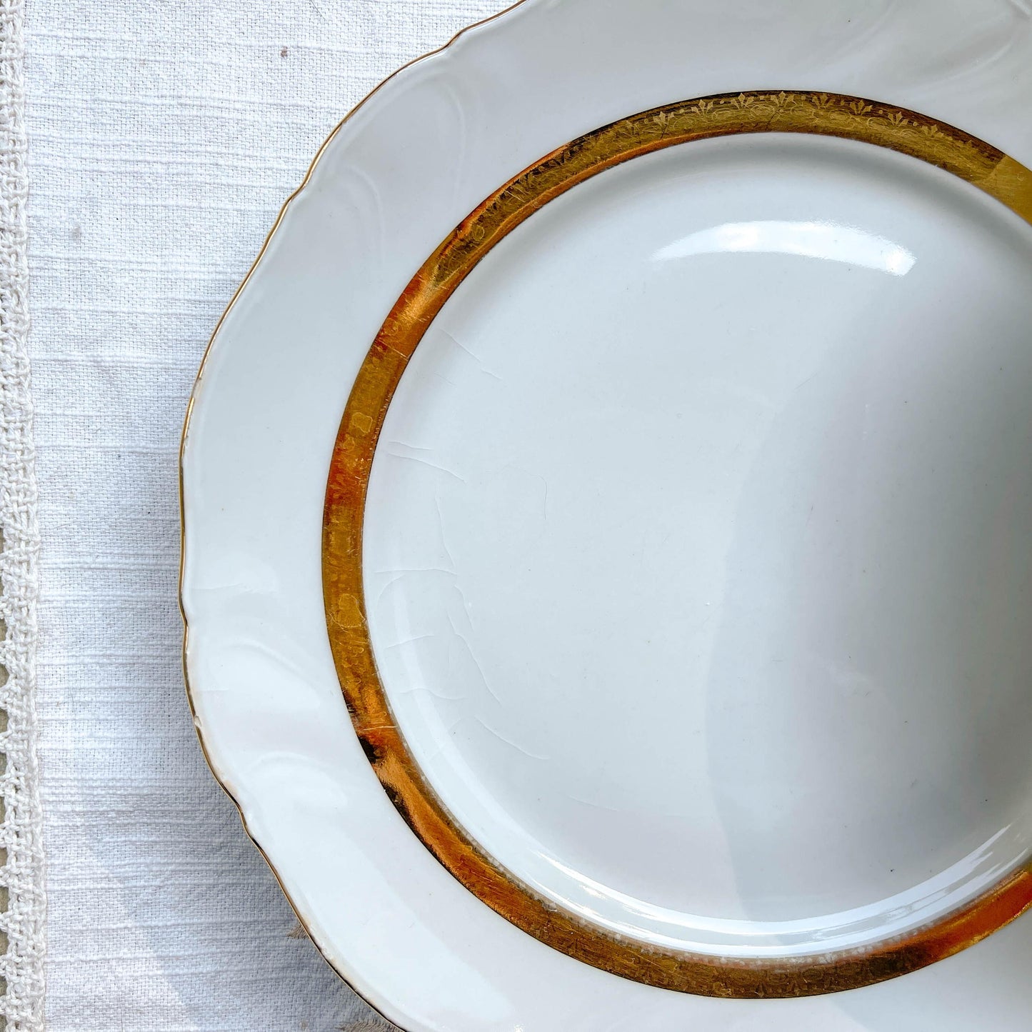 6 Assiettes plates vintage en porcelaine blanche et dorée Limoge france ADP "Ariane" – Vaisselle ancienne Française élégante