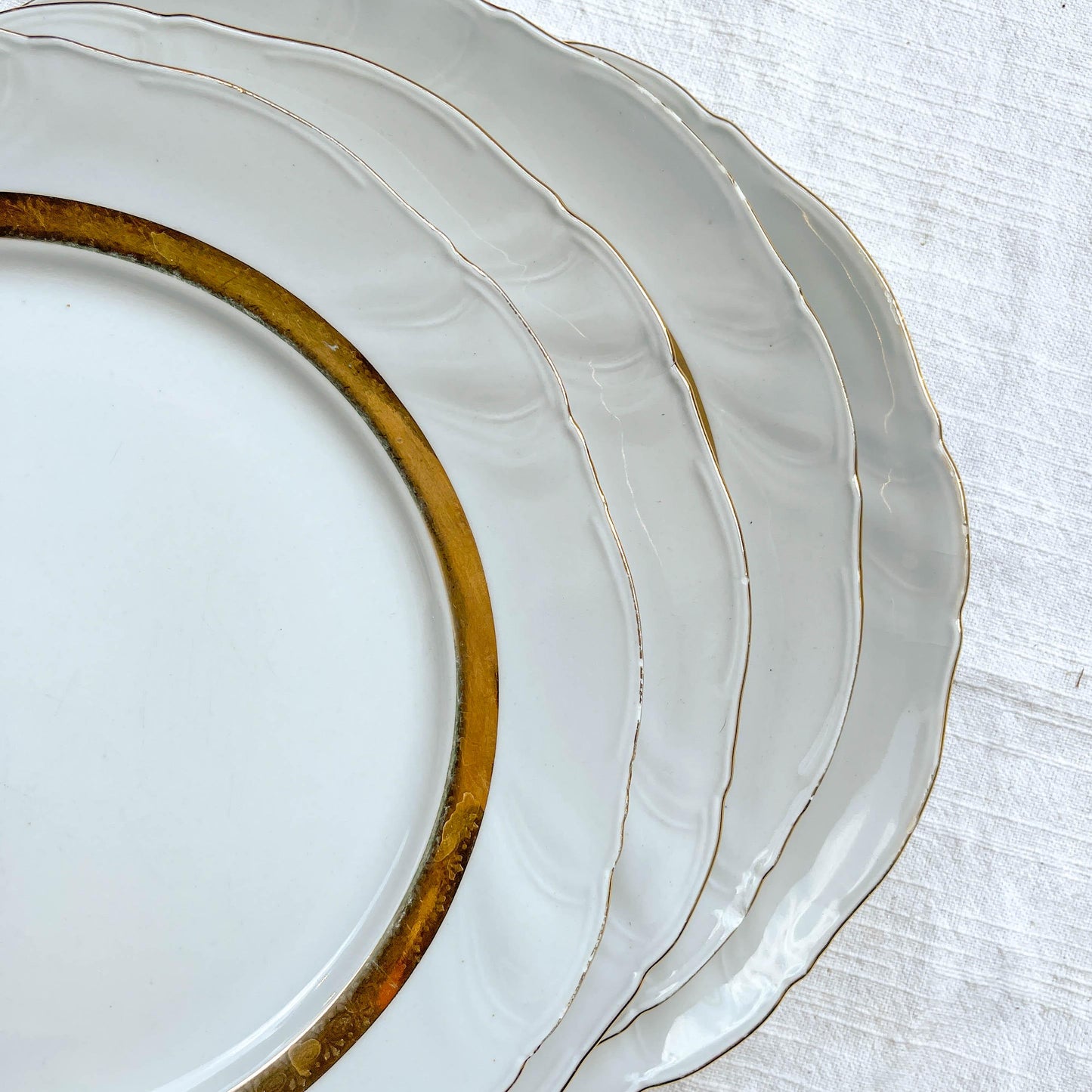 6 Assiettes plates vintage en porcelaine blanche et dorée Limoge france ADP "Ariane" – Vaisselle ancienne Française élégante