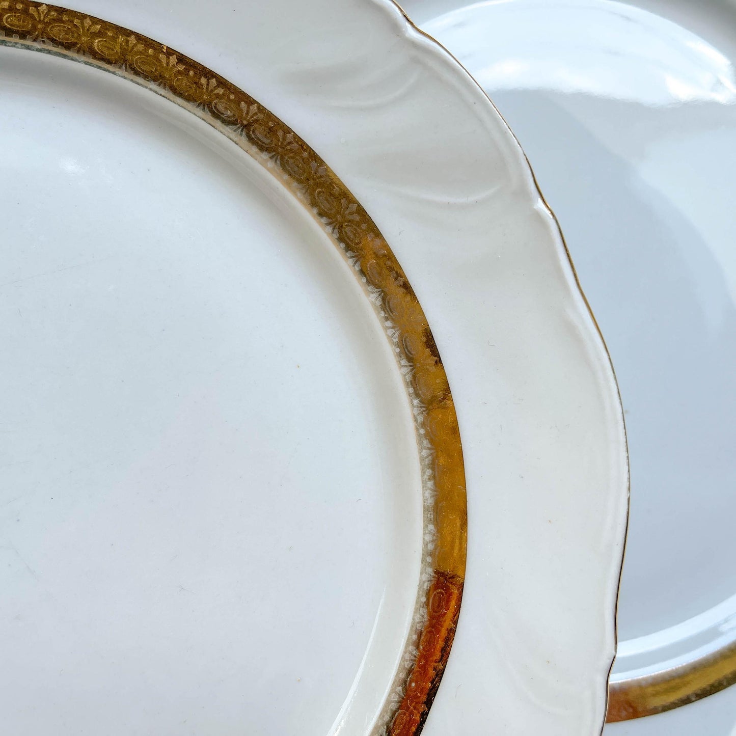 6 Assiettes plates vintage en porcelaine blanche et dorée Limoge france ADP "Ariane" – Vaisselle ancienne Française élégante