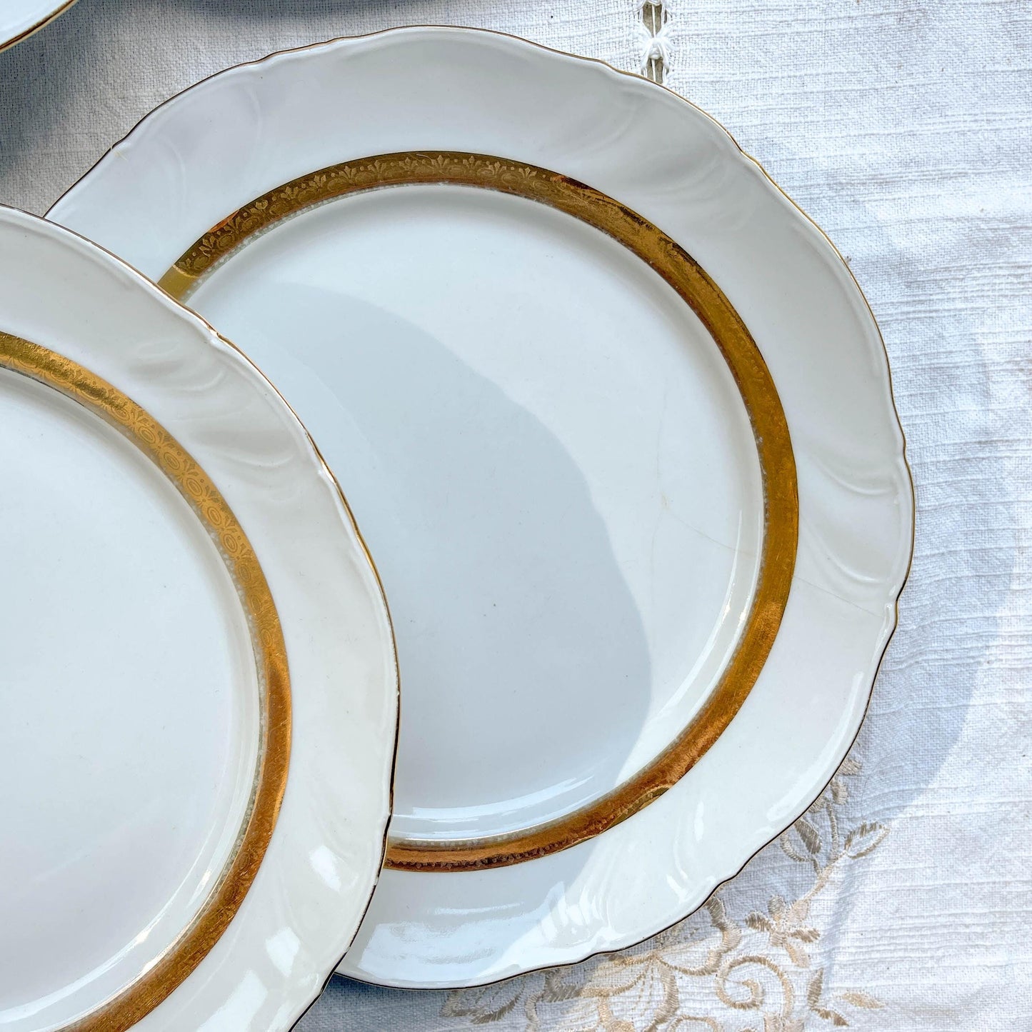 6 Assiettes plates vintage en porcelaine blanche et dorée Limoge france ADP "Ariane" – Vaisselle ancienne Française élégante
