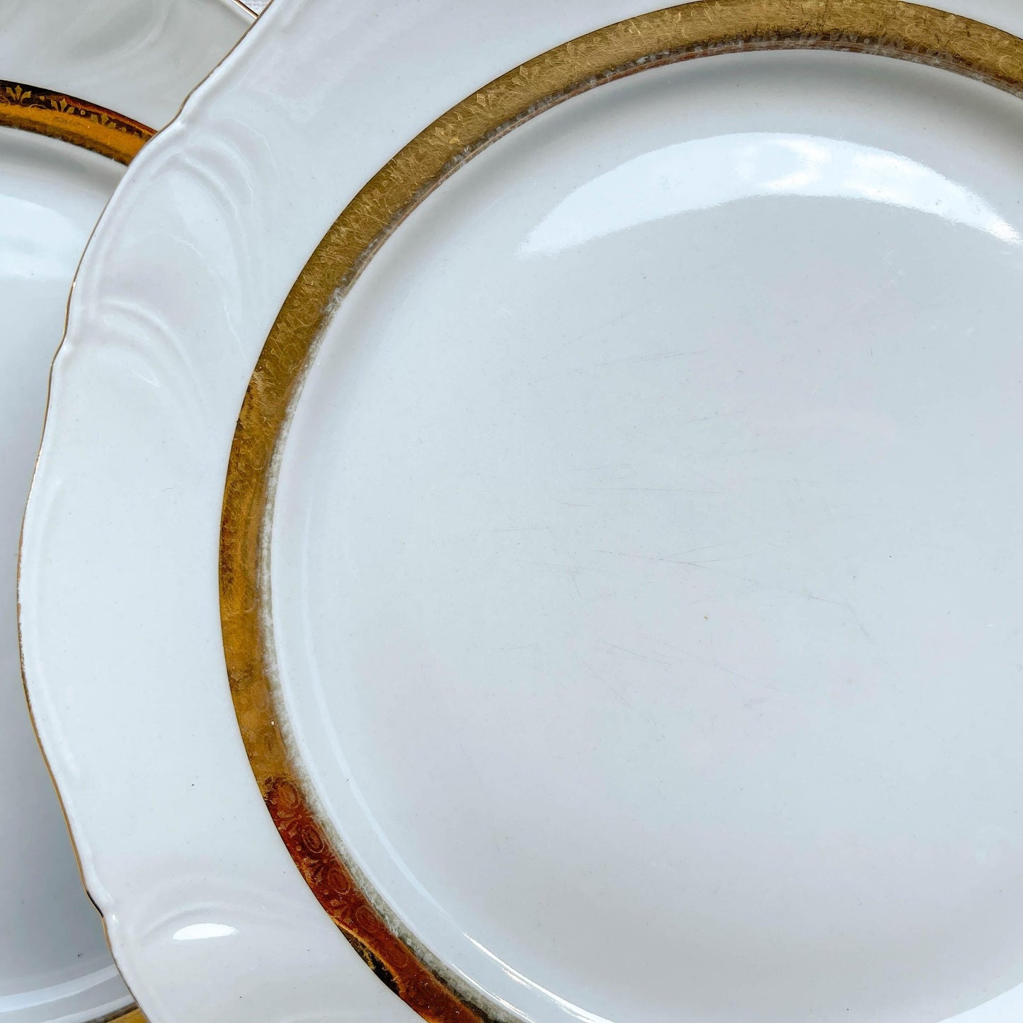 6 Assiettes plates vintage en porcelaine blanche et dorée Limoge france ADP "Ariane" – Vaisselle ancienne Française élégante