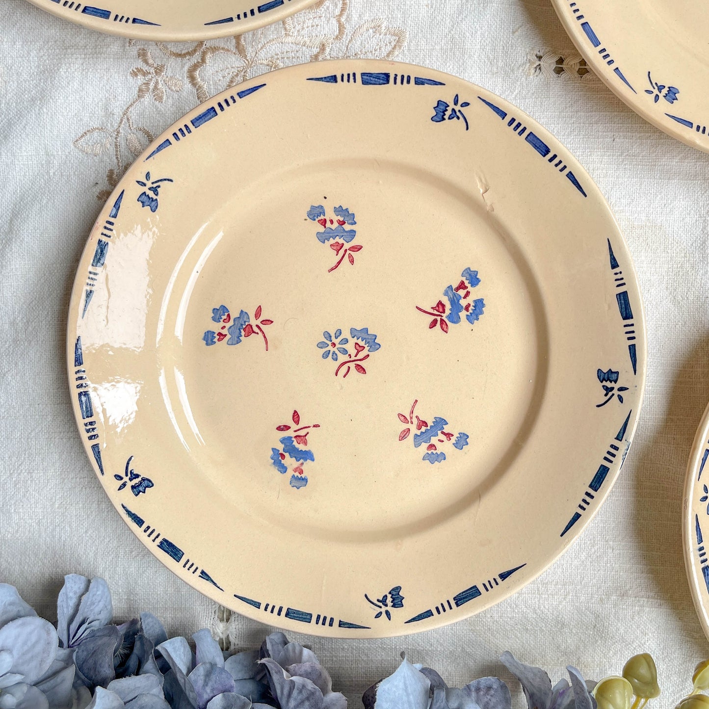 Lot de 5 petites assiettes en porcelaine vintage K&G Lunéville "Flore" des années 1950, décor fleuri bleu